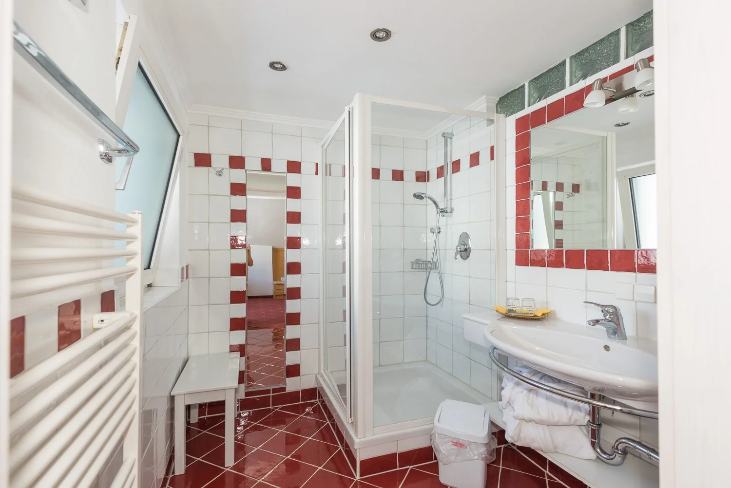 Badezimmer mit Dusche und WC