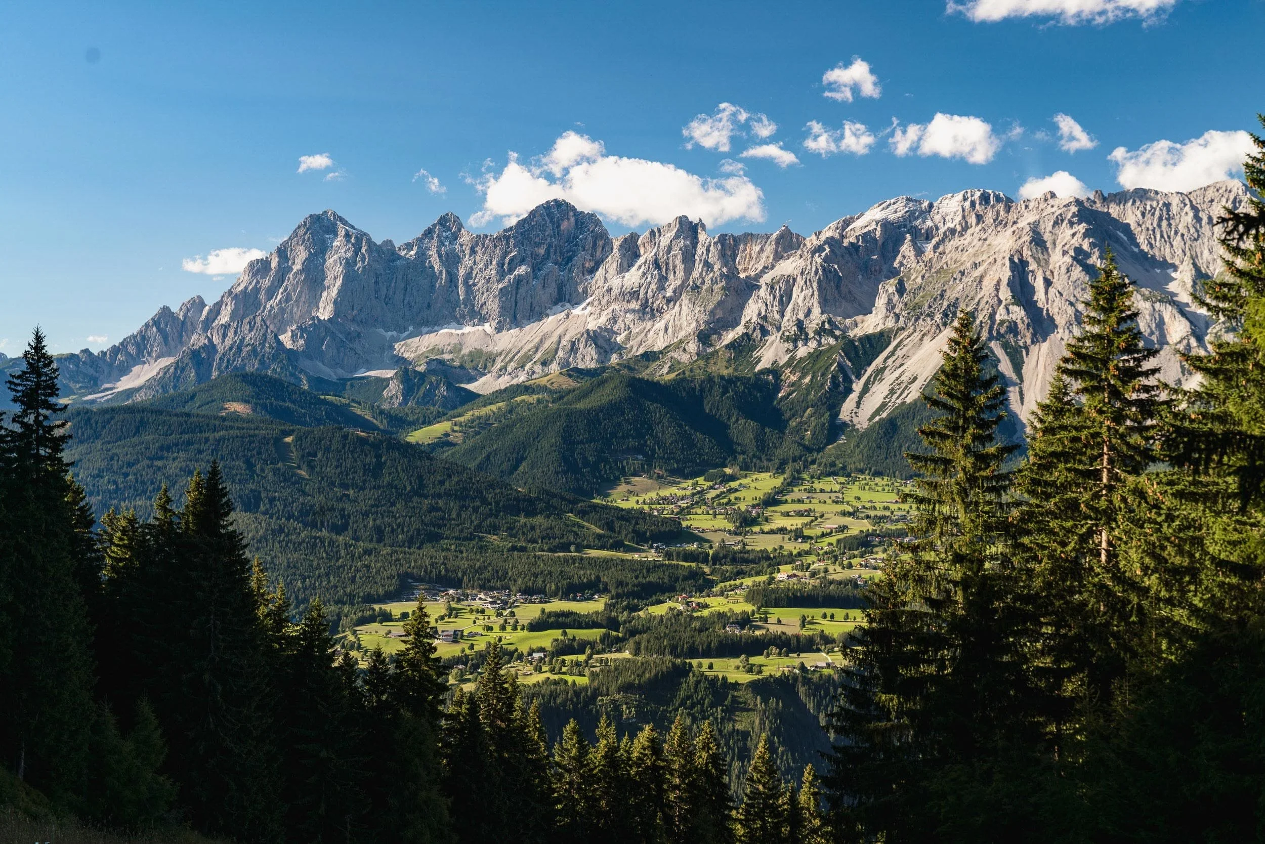 Landschaftliche Kontraste: Spazieren, Wandern und Bergsteigen in einem Urlaub.