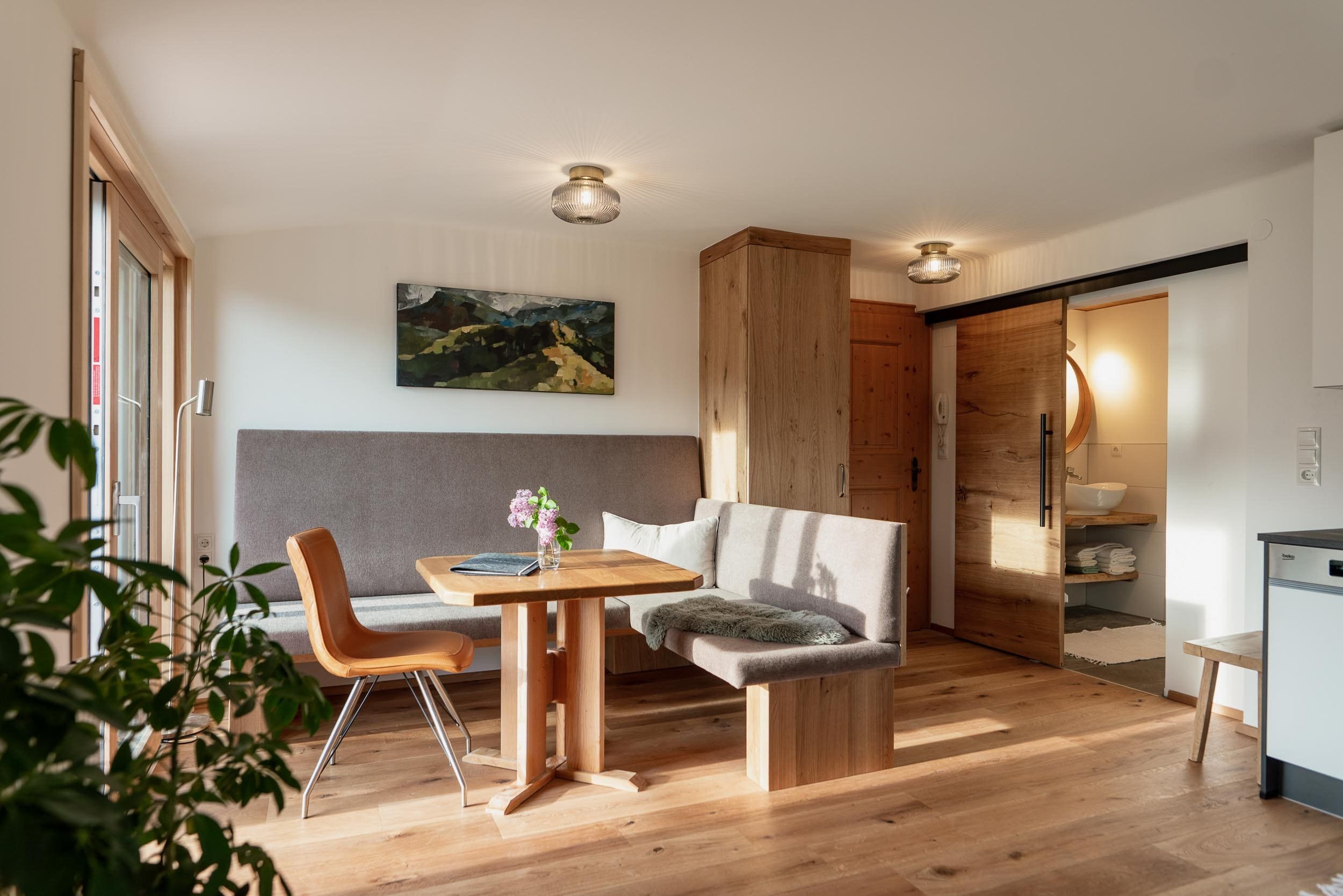 Wohnraum und Badezimmer