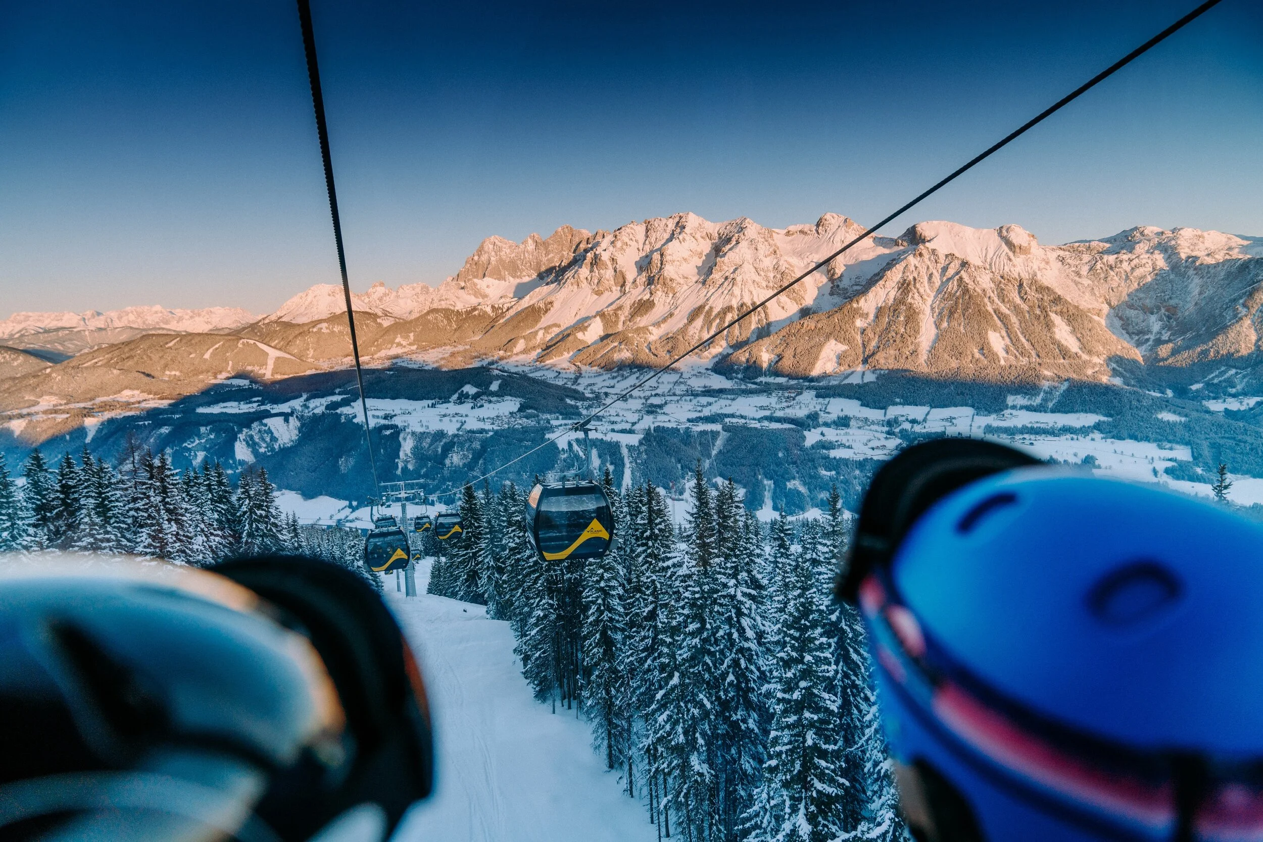 Skifahren auf der Schladminger Planai mit Blick in die Ramsau, Skiurlaub