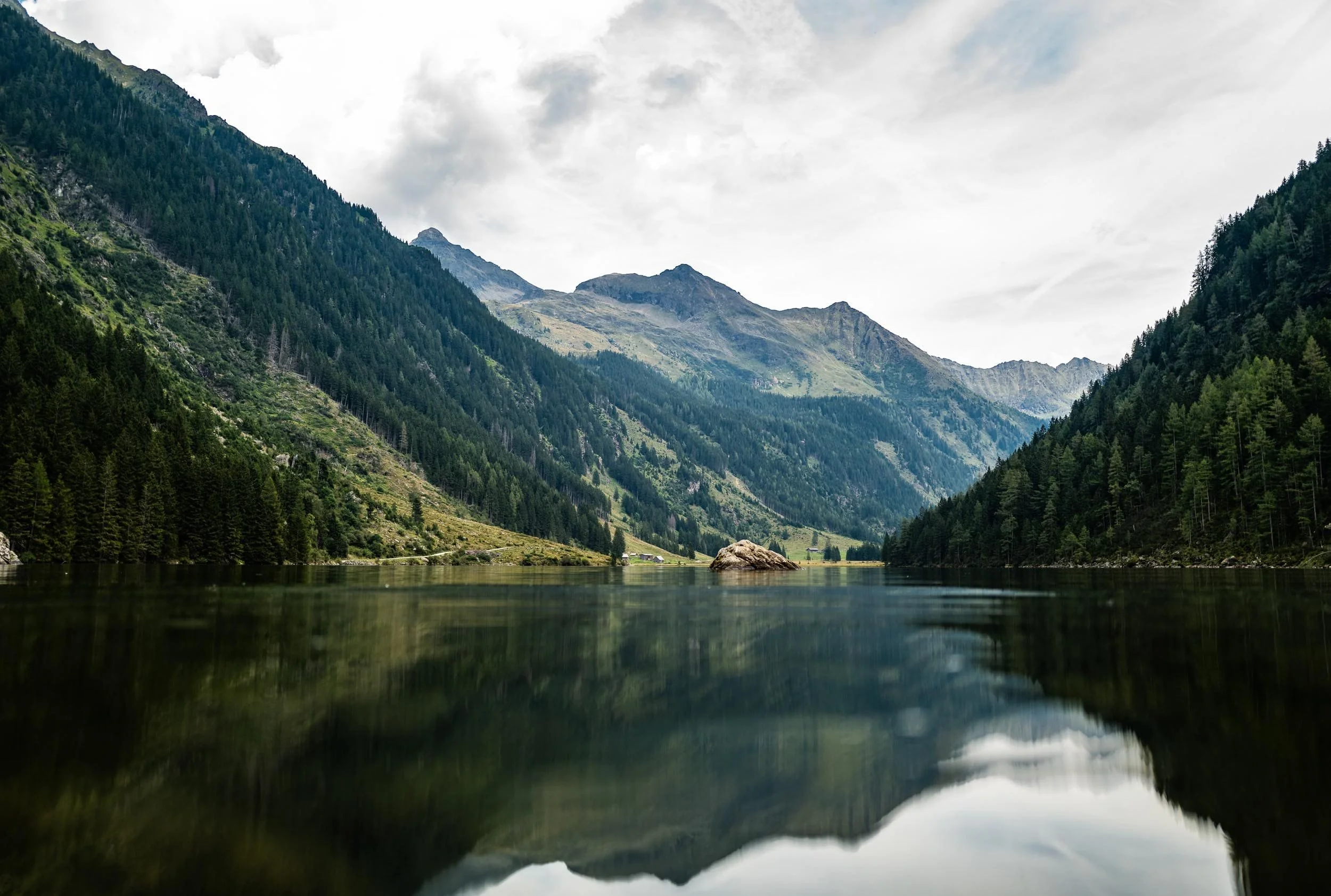 Kristallklares Wasser und perfekte Spiegelung des Dachsteins im Spiegelsee auf der Reiteralm – ein Highlight der Region Schladming-Dachstein, kostenlos erreichbar mit der Sommercard.