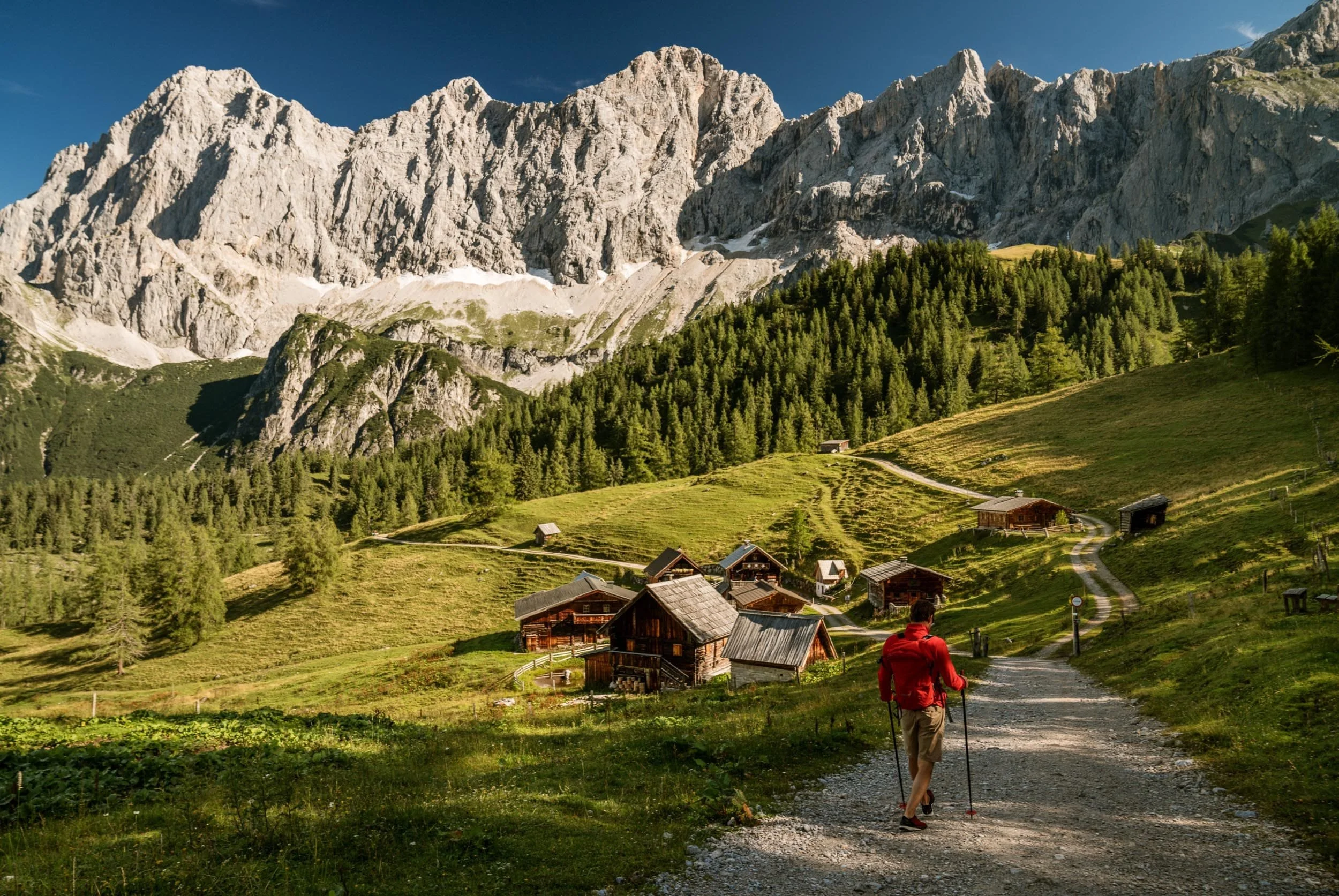 Wandern in Ramsau am Dachstein: Mit der Sommercard die Bergbahnen kostenlos nutzen – direkt ab Landhaus Bergrast.