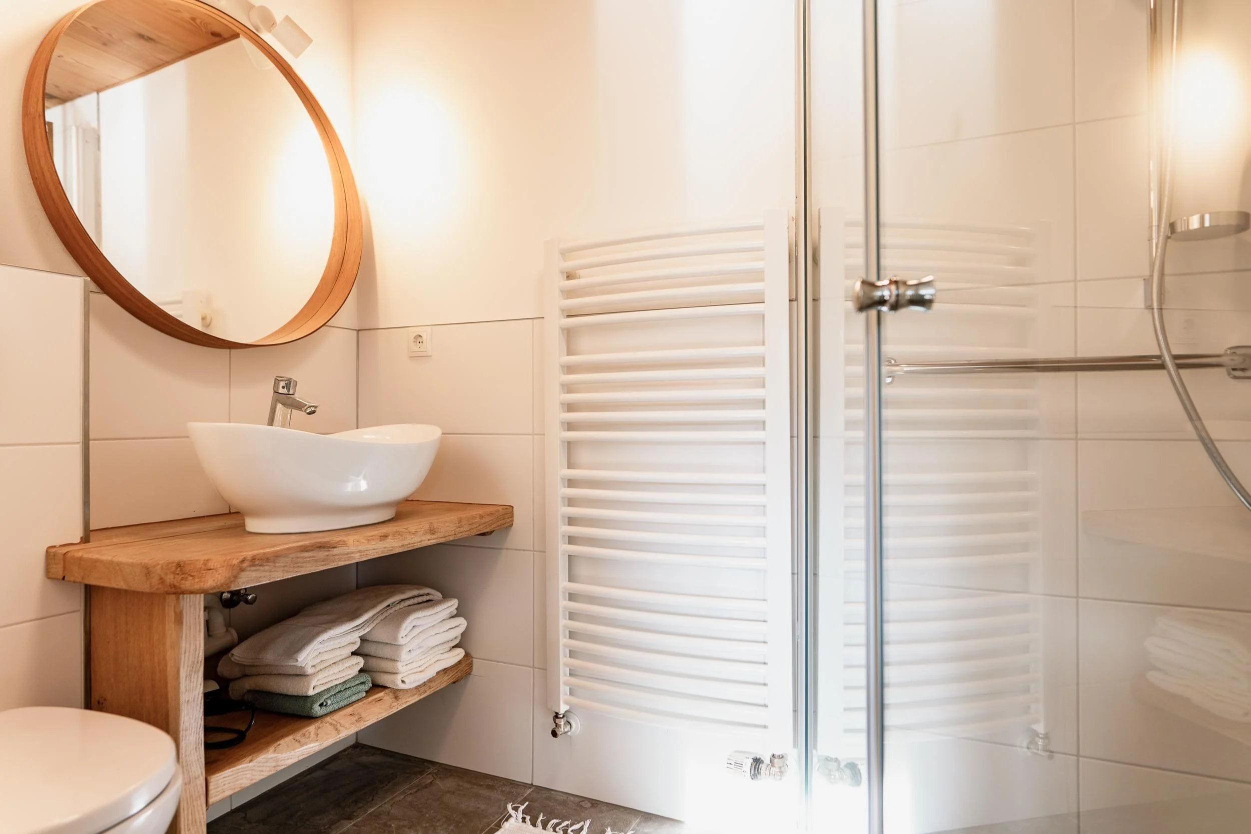Wohnraum, Badezimmer, Dusche und Toilette