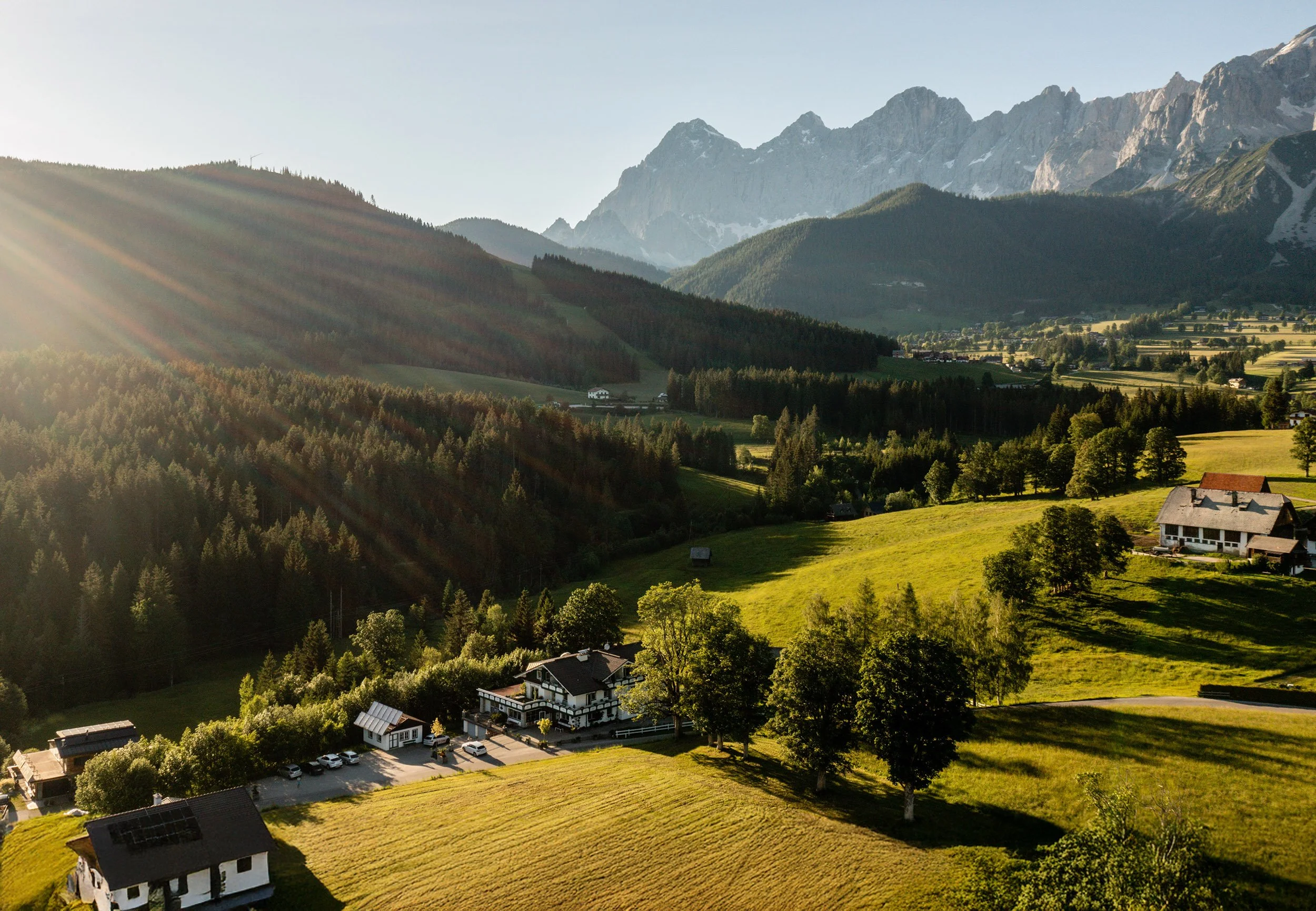 E-Biken auf dem Sonnenplateau: Genussradeln auf 1.100 m Höhe mit Panoramablick in der Ramsau am Dachstein.