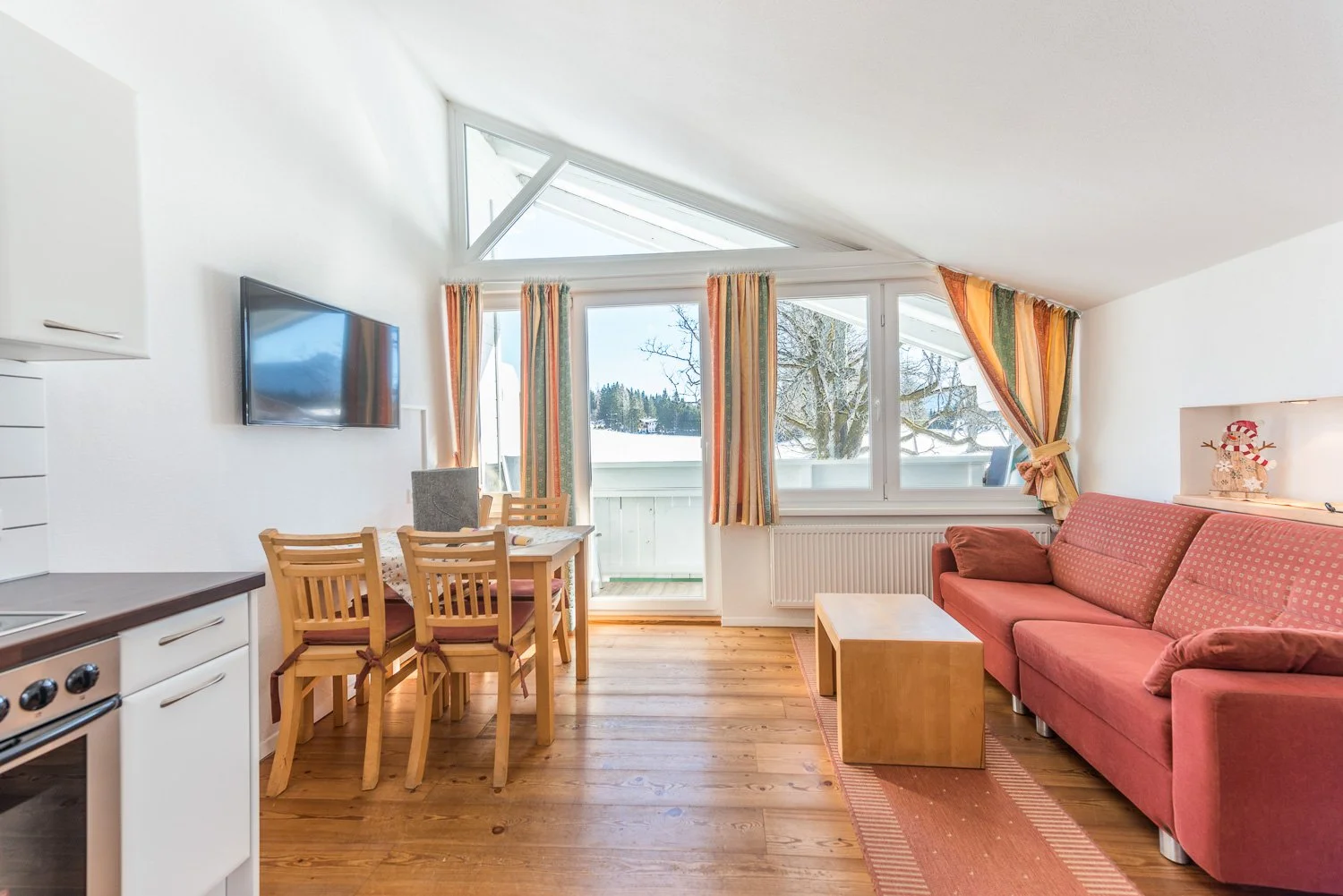 Wohnraum mit Bergblick und Morgensonne 