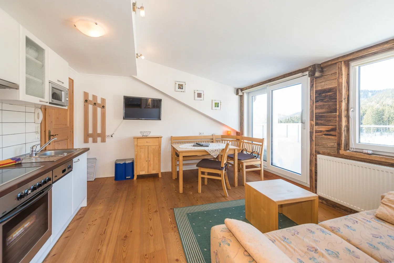 Schlafzimmer mit Bergblick und geräumigen Holzböden 