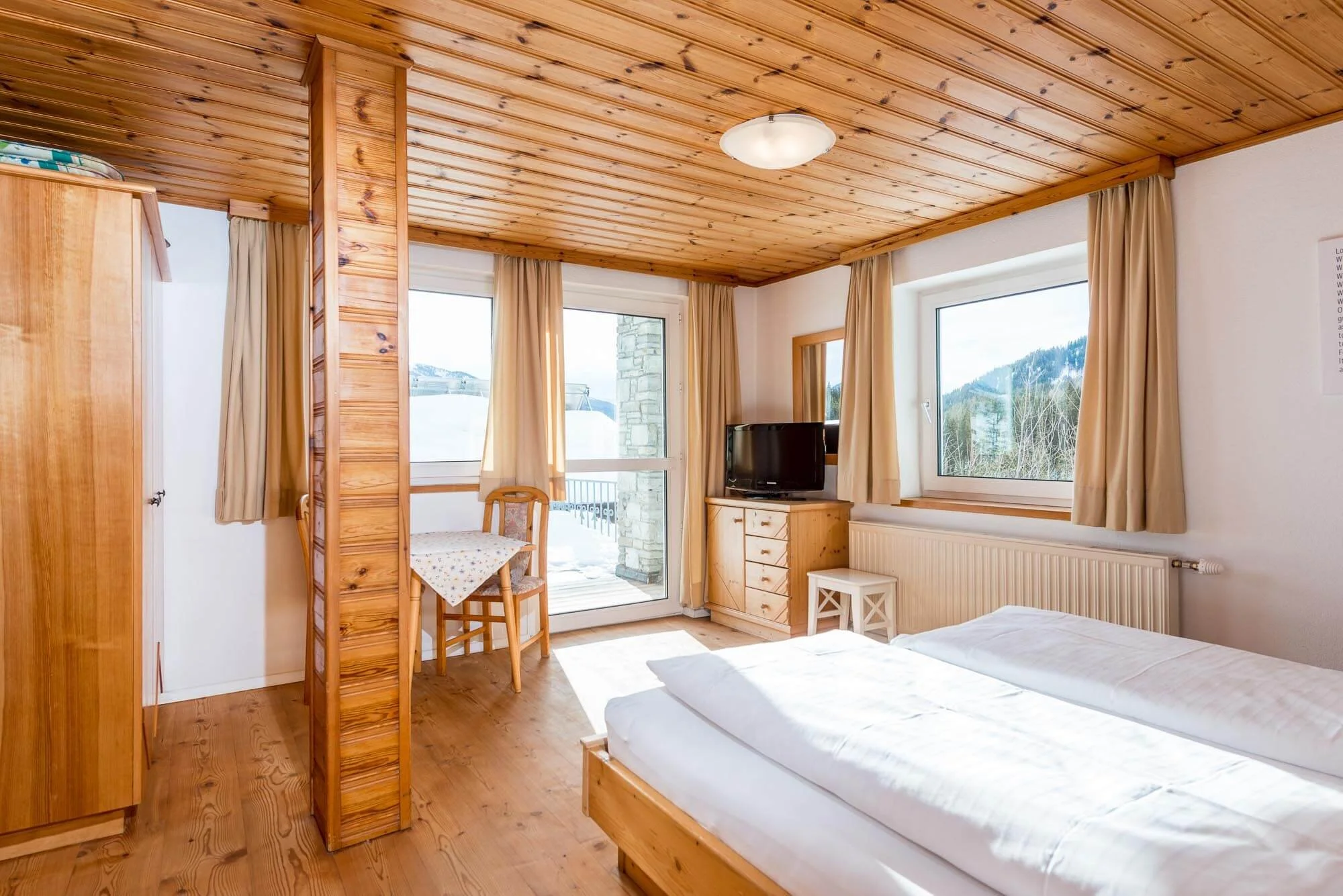 Bio-Schlafzimmer mit Holzboden im Wandergebiet