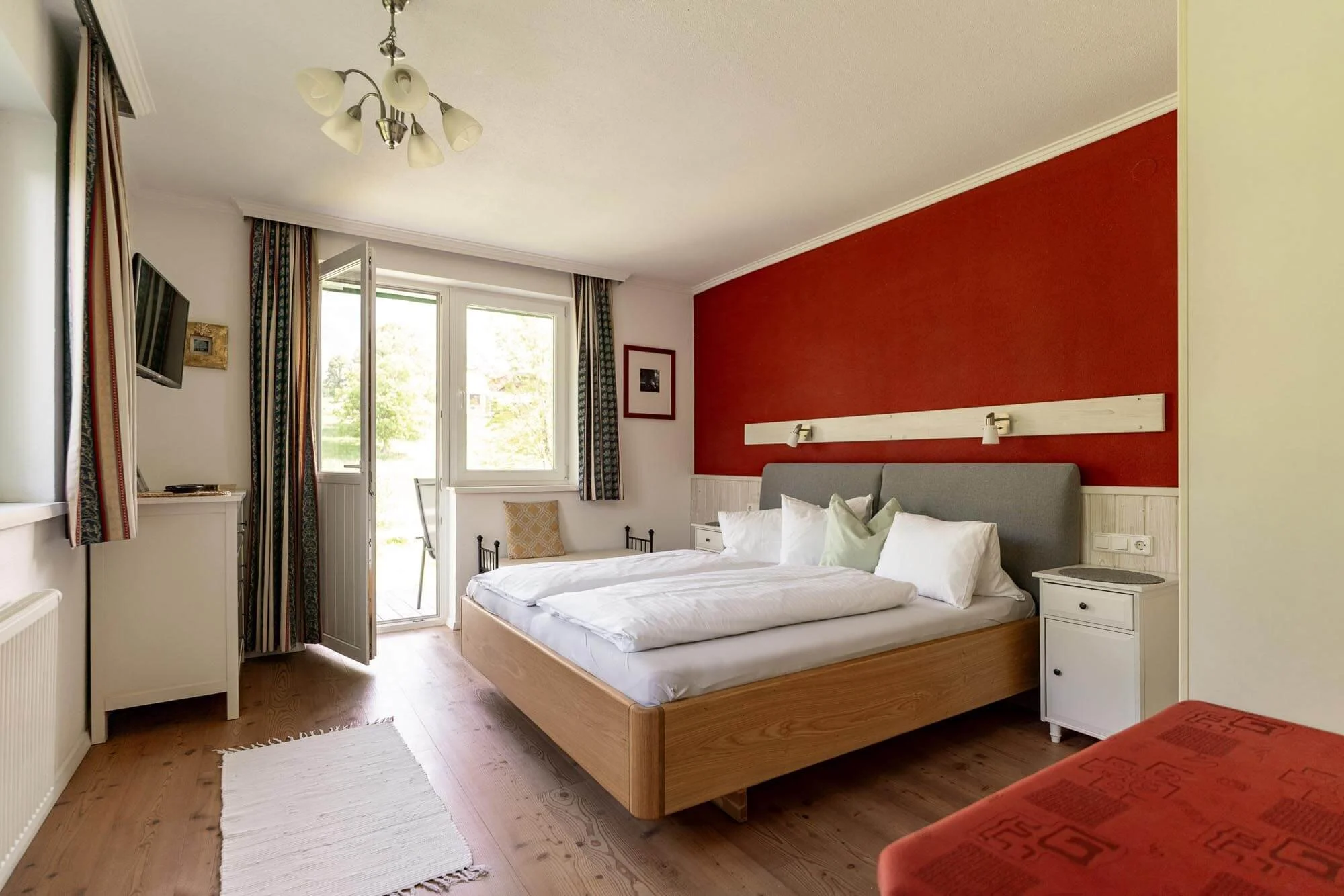 Schlafzimmer mit Bergblick und geräumigen Holzböden 