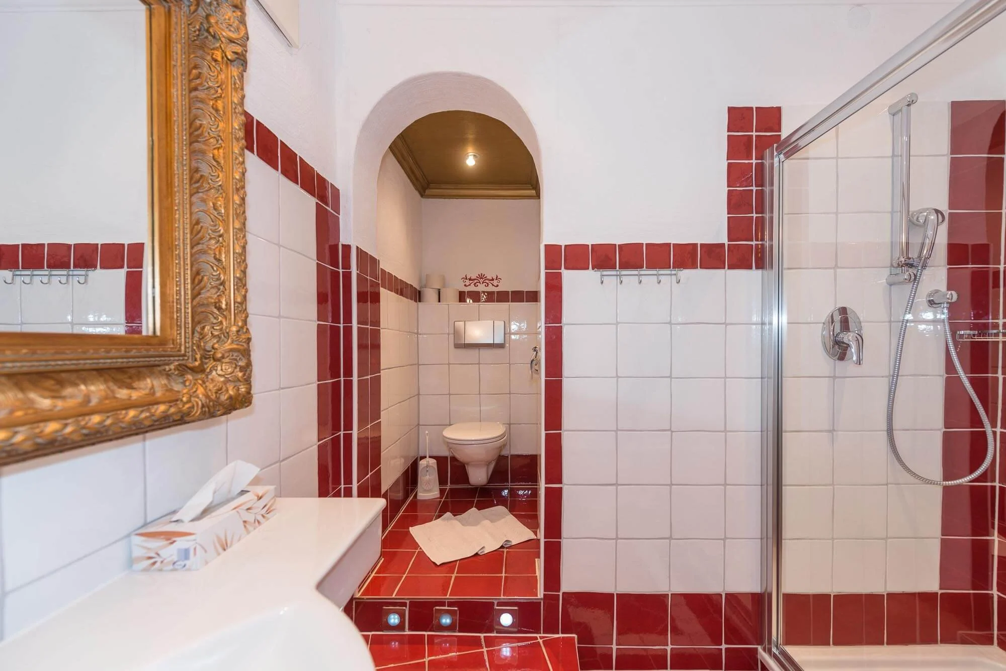 Badezimmer mit Dusche und WC