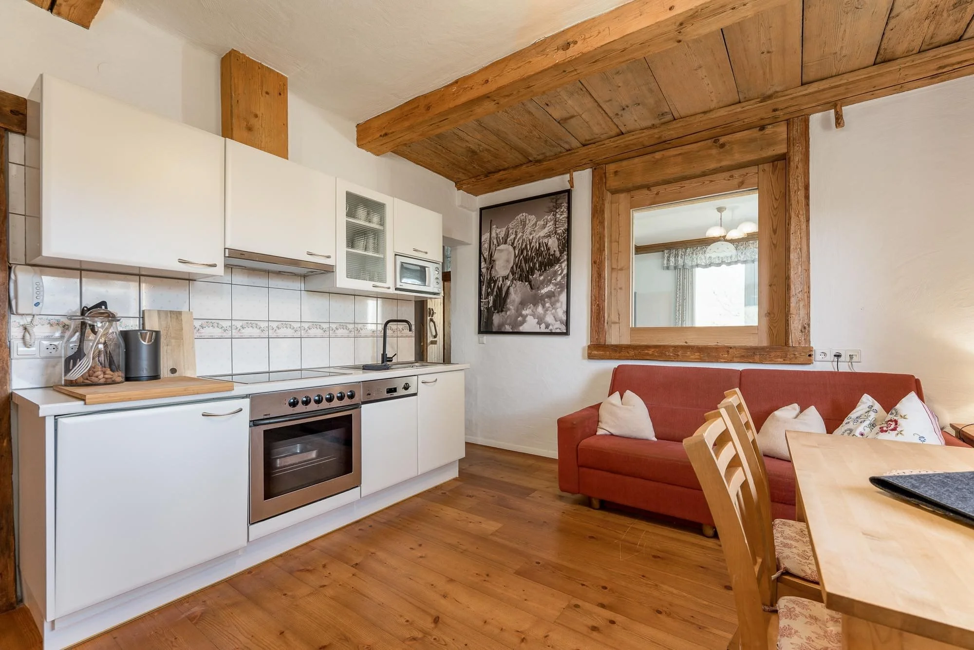 Küche mit Holzboden im Wandergebiet