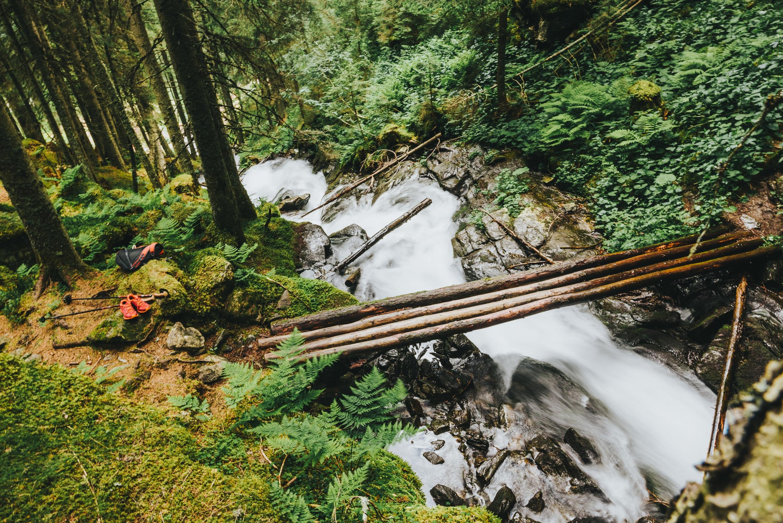 Wasser,  Wanderurlaub in den Bergen, Wanderweg im Sommer