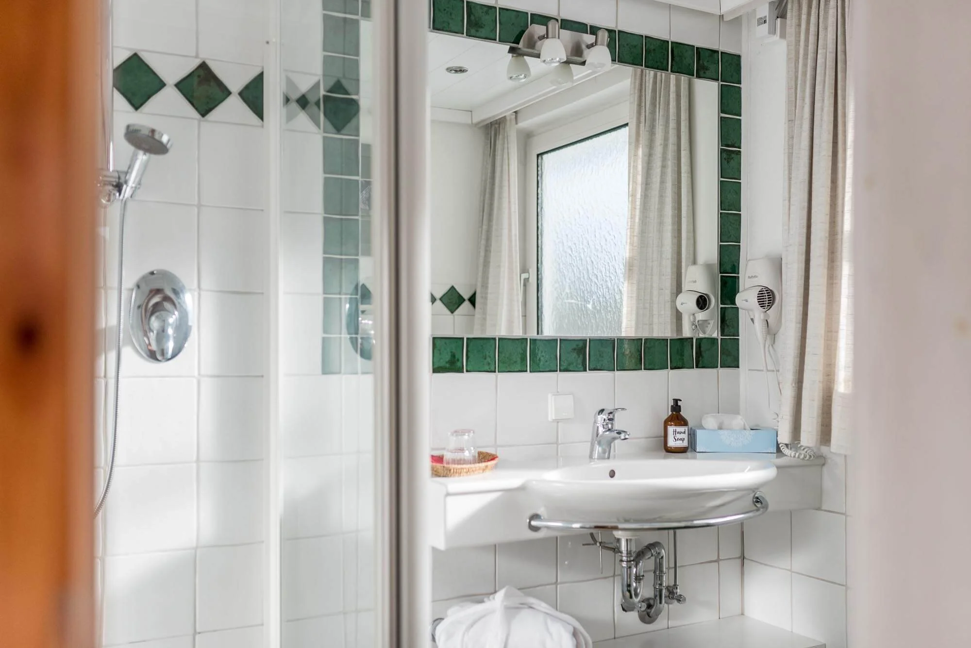 Badezimmer mit Fenster, Dusche und Toilette getrennt