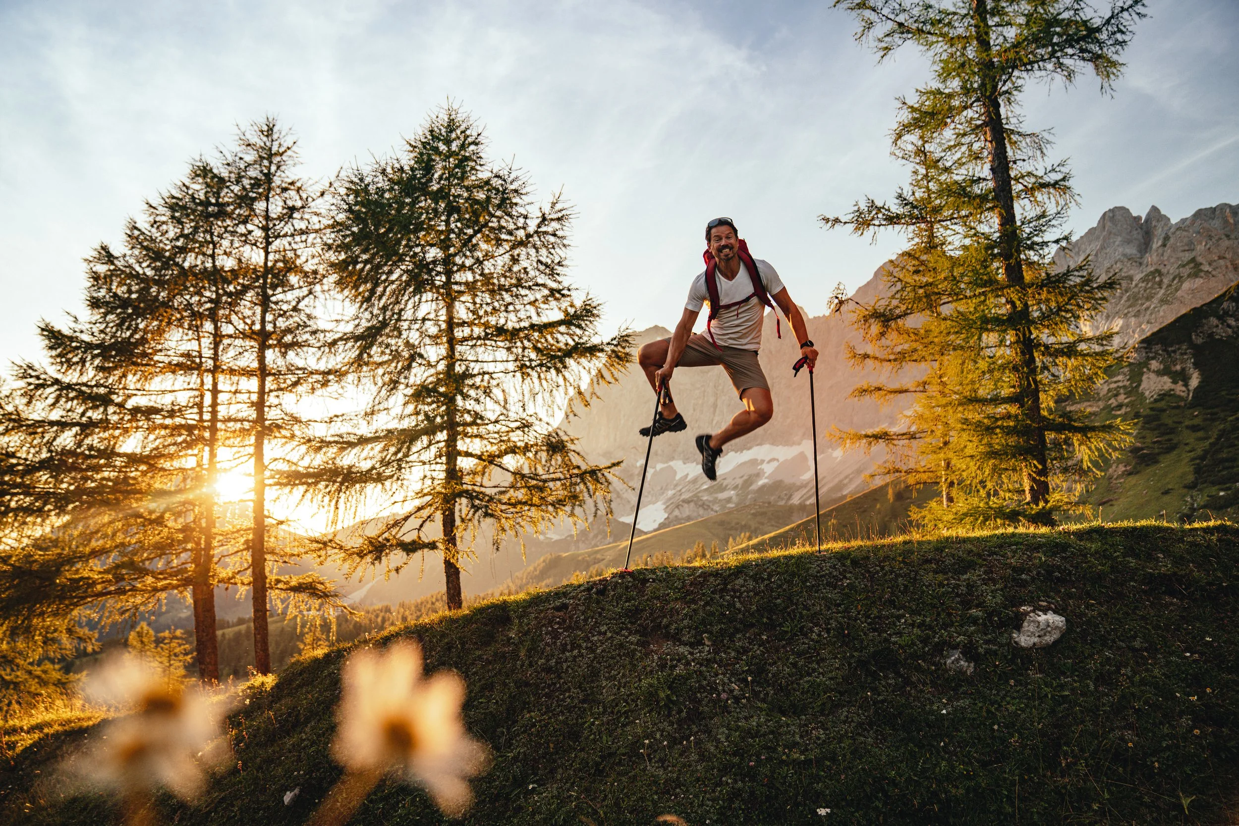 Wanderer springt vor Freude mit der Schladming dachstein Sommercrad, Happy holiday with summercard
