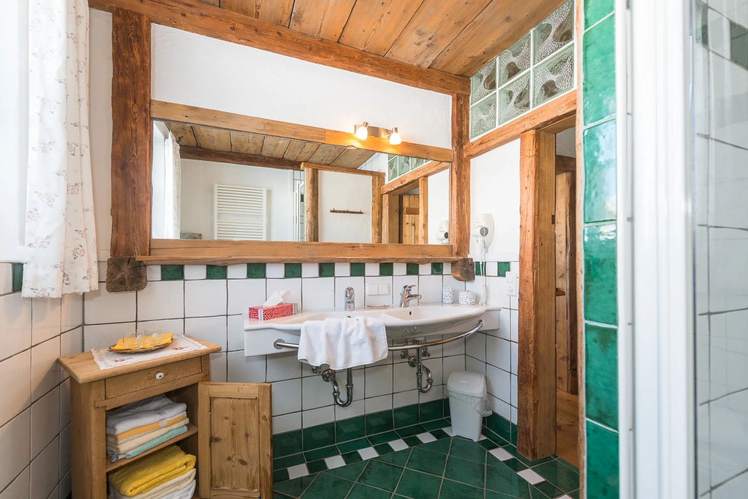 Badezimmer mit Fenster, Dusche und Toilette getrennt