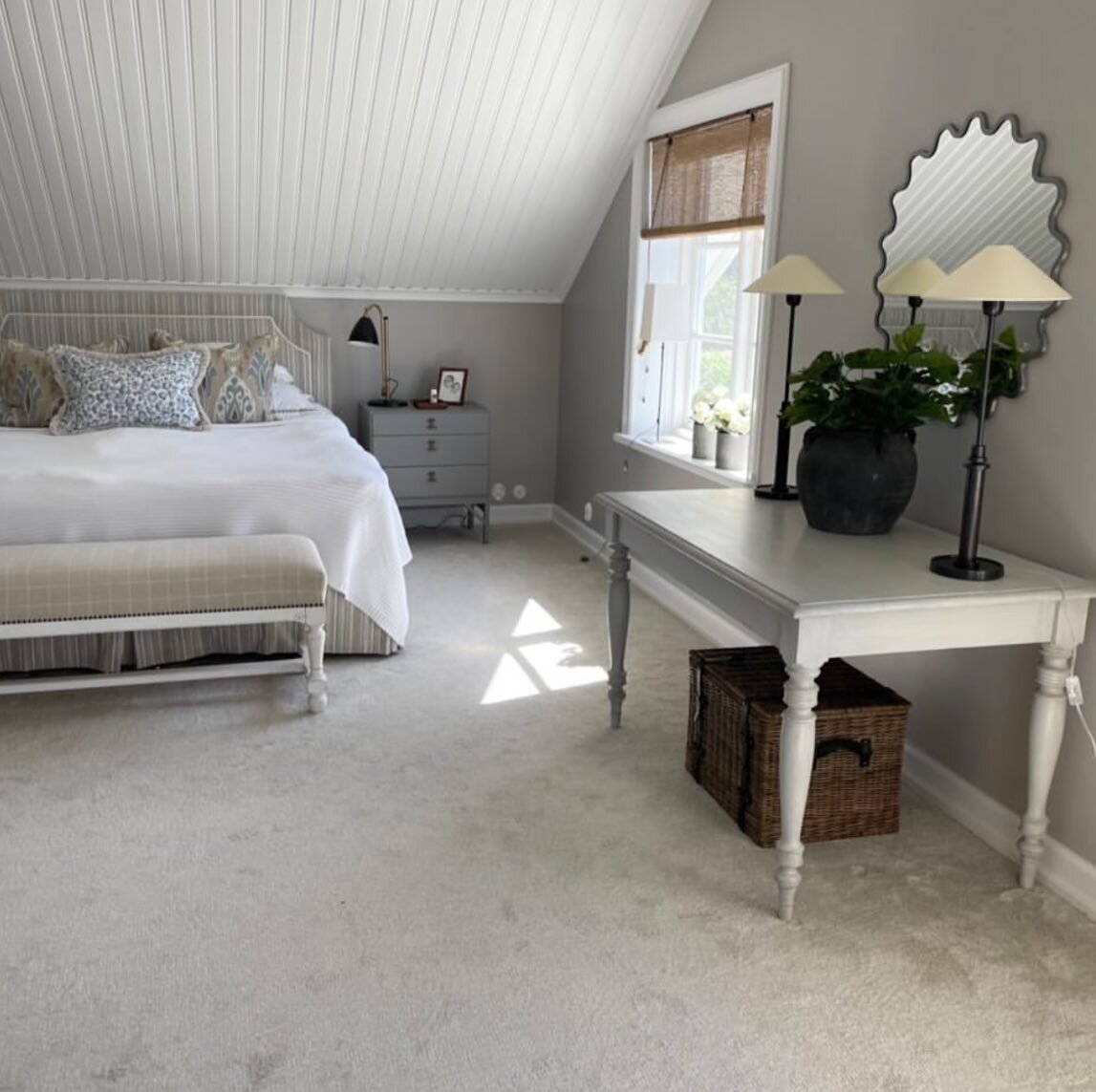Love to se how our 80 cm mirror looks in this beautiful home in south of Sweden 〰️

Interior design by @birgittaorneinteriordesign 

#udisostudio #mirror #mirrordesign #mirrormirror #countryhome #swedishdesign #swedishdesigner #swedishmodern #modernd