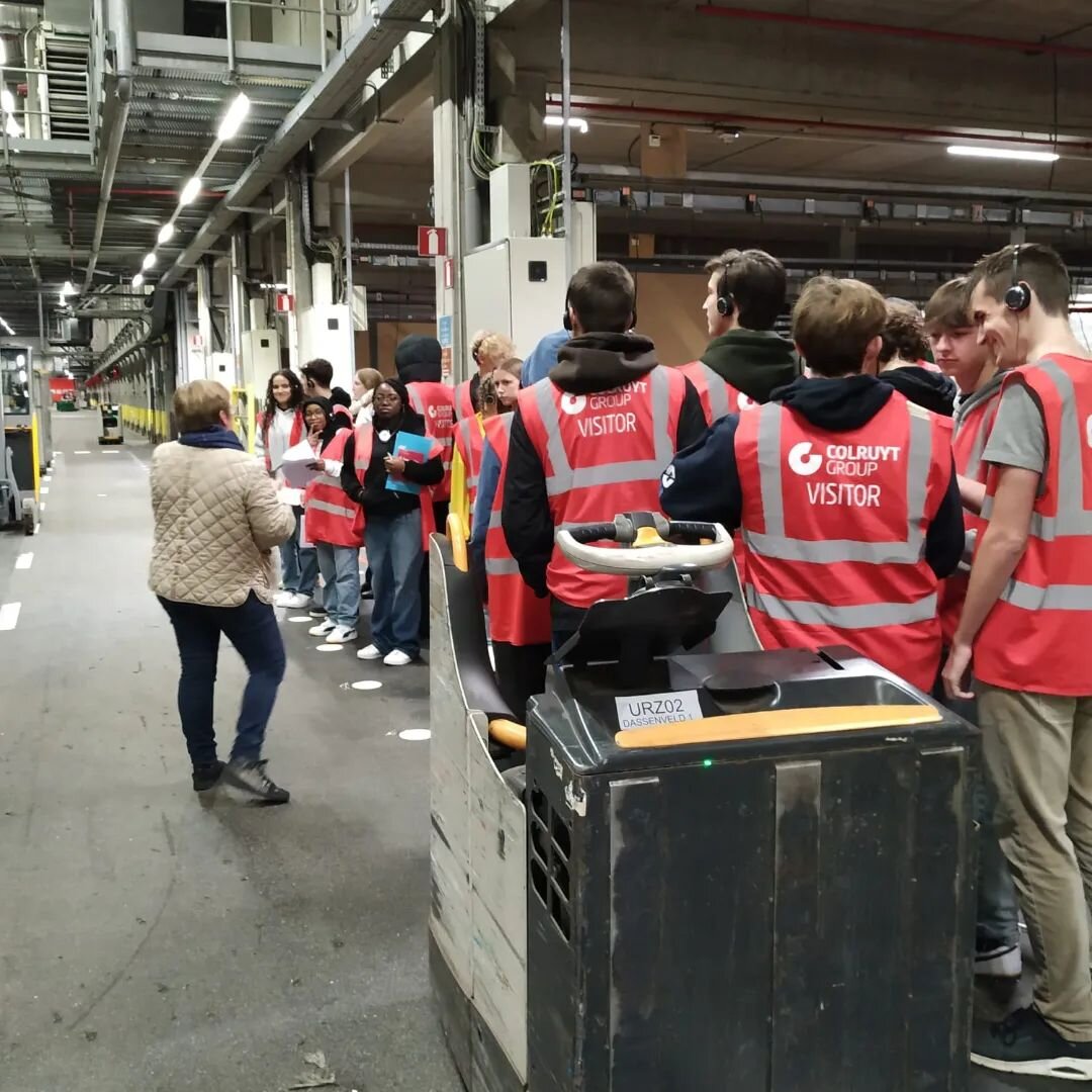 Nat, natter, natst. Zo kan de wandeling naar het distributiecentrum van Colruyt op 13 november samengevat worden.
Gelukkig was de ontvangst hartelijk. De (warme) drankjes en koekjes kwamen als geroepen.
Na de inleiding over de Colruyt group startte d