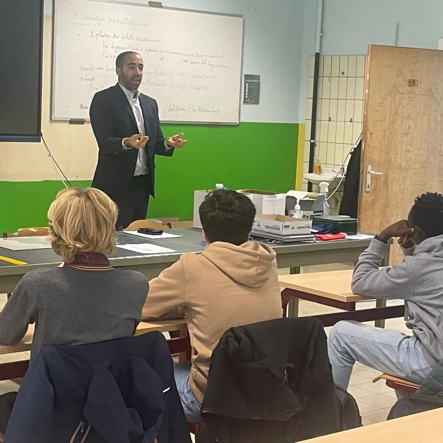 Vandaag kregen onze leerlingen hoog bezoek van niemand minder dan Sammy Mahdi (voorzitter CD&amp;V) tijdens het seminarie &quot;geopolitiek en internationale conflicten&quot;. Hier kregen ze een zeer interessante uiteenzetting en konden ze al hun vra