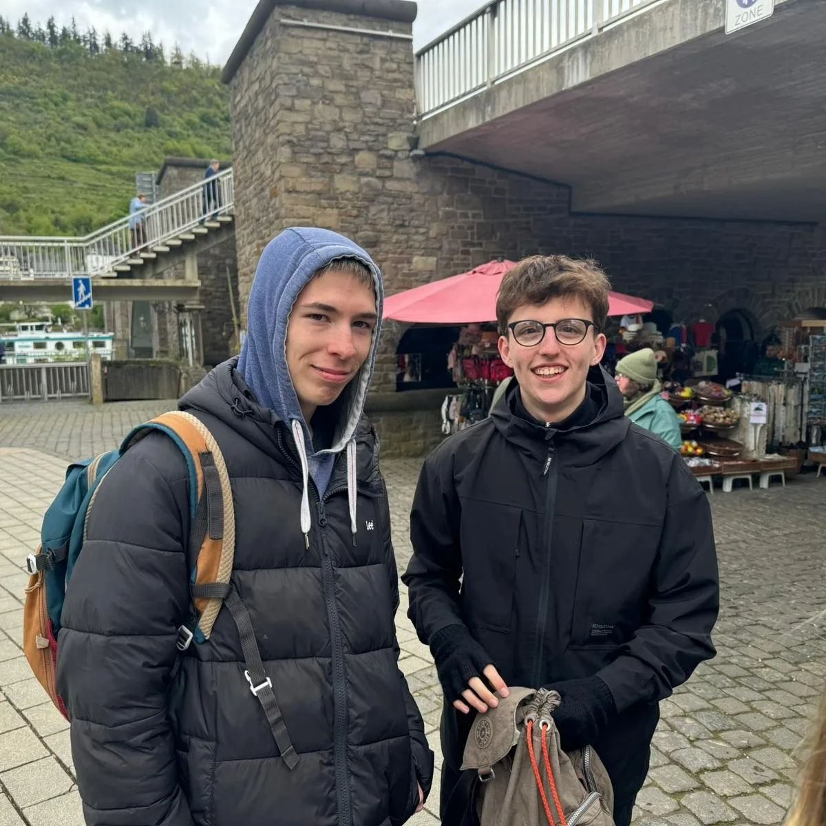 De leerlingen van de GWP naar Trier en Cochem bezochten vandaag de Moezel en de Reichsburg in Cochem. Meneer Van Ingelgem behaalde de bolletjestrui door tot tweemaal toe de klim naar de imposante burcht op de berg te maken in sneltempo. Een dag om no