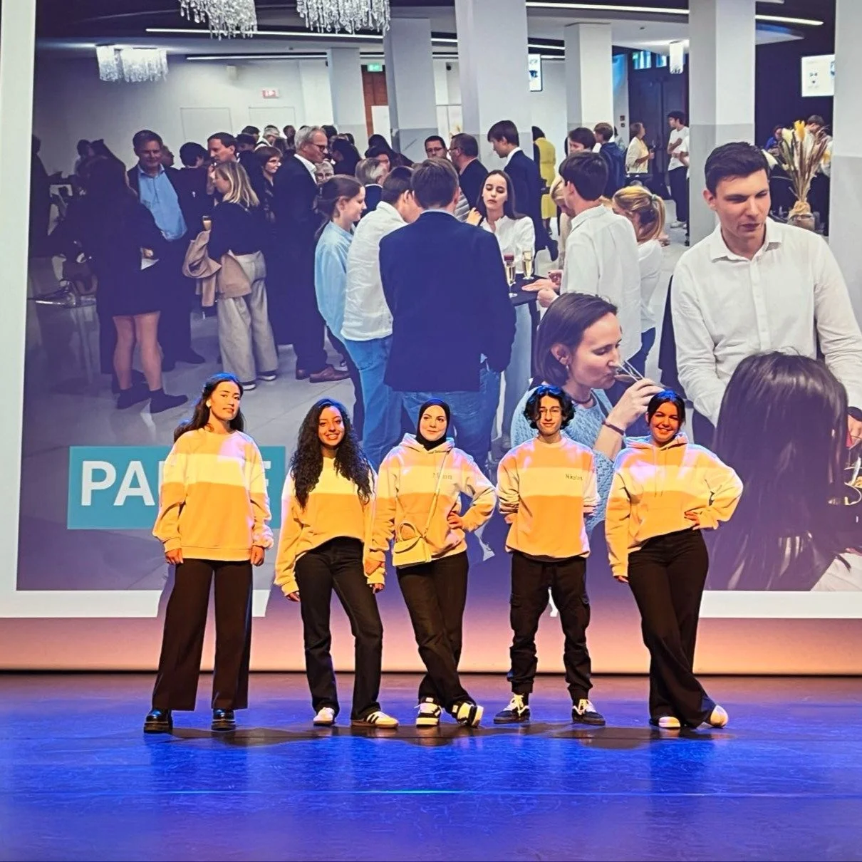 Miniflora (@miniflora.off), een mini-onderneming van de leerlingen uit 6CO van het GO! Atheneum van Halle, nam deze week deel aan Next Gen On Stage van Vlajo, samen met 24 groepen uit verschillende scholen.

Met superveel trots kunnen we jullie laten