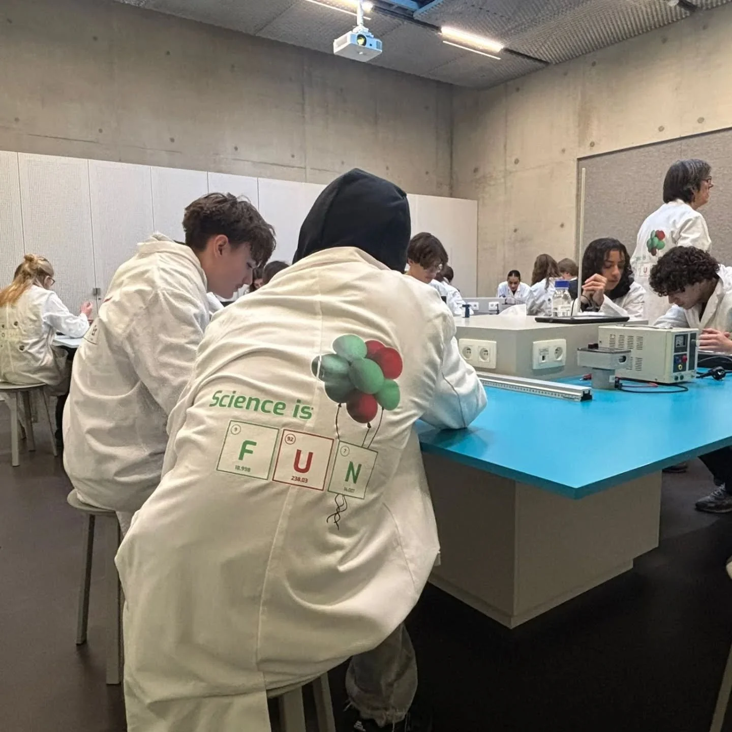 Afgelopen vrijdag gingen onze leerlingen van 5D Wetenschappen op ontdekkingstocht door de onzichtbare wereld van radioactiviteit in TABLOO.  De leerlingen bezochten de expositieruimte en voerden zelf kernfysica-experimenten uit.