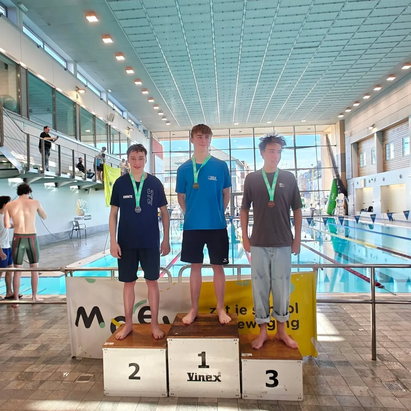 25/02 namen drie leerlingen van onze school deel aan het Provinciaal Kampioenschap zwemmen, te Grimbergen.
Ze gingen allen met enkele medailles aan de haal.
Proficiat Brent Hallet (3BT), Kwinten Vekeman (4GL) en William Verlackt (4NW2)! 🏊&zwj;♂️🏆🏅