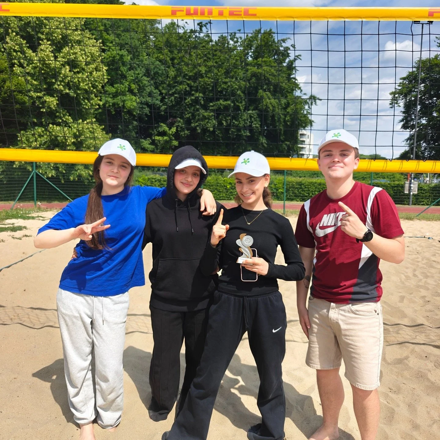 Beachvolleybaltornooi op woensdagnamiddag 22/05. Twee teams van onze school namen het op tegen twee groepen van het Heilig Hart.
Beide ploegen van het GO! Atheneum veroverden plaats 1 en 2.
Proficiat sportievelingen!