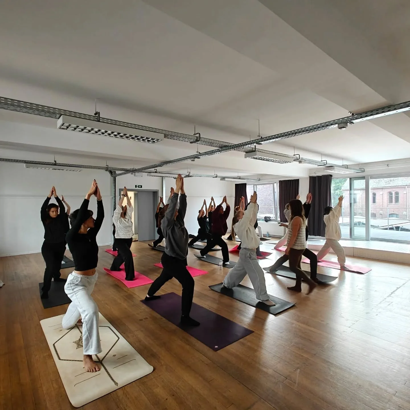 De sportdag van de 6de jaars is intussen al even achter de rug. Alle leerlingen kregen een ruim keuze aanbod uit tal van activiteiten, spel en sport. Het was een succes!