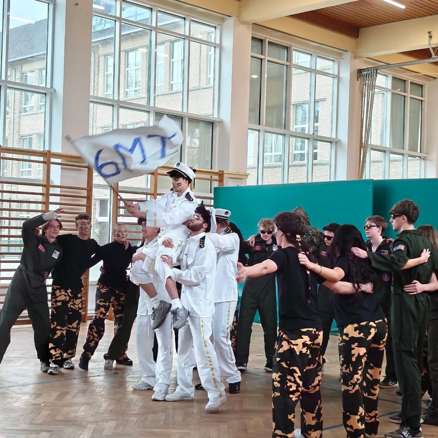 Vrijdag 27/02, vierden onze zesdejaars hun laatste 100 dagen. 
Na een lekker ontbijt trokken we met iedereen naar de stad voor een teambuildingspel. Kort na de middag werden de leerlingen verrast met een dansje van heel wat leerkrachten uit ons korps