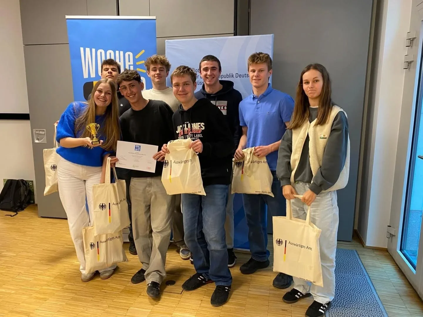 In oktober namen alle MT, EcMt, LaMt en MtWe - klassen deel aan de online Deutschquiz, waarin de leerlingen het opnamen tegen andere klassen uit heel Belgi&euml;. Maar liefst 109 klassen deden mee!

Met veel enthousiasme en kennis wisten de klassen 3