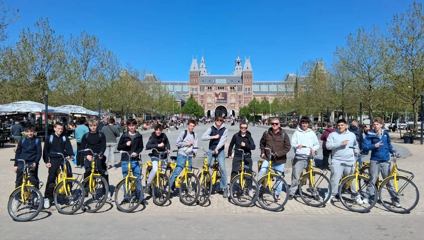 Een ander deel van onze vierdes geniet ten volle van Amsterdam!