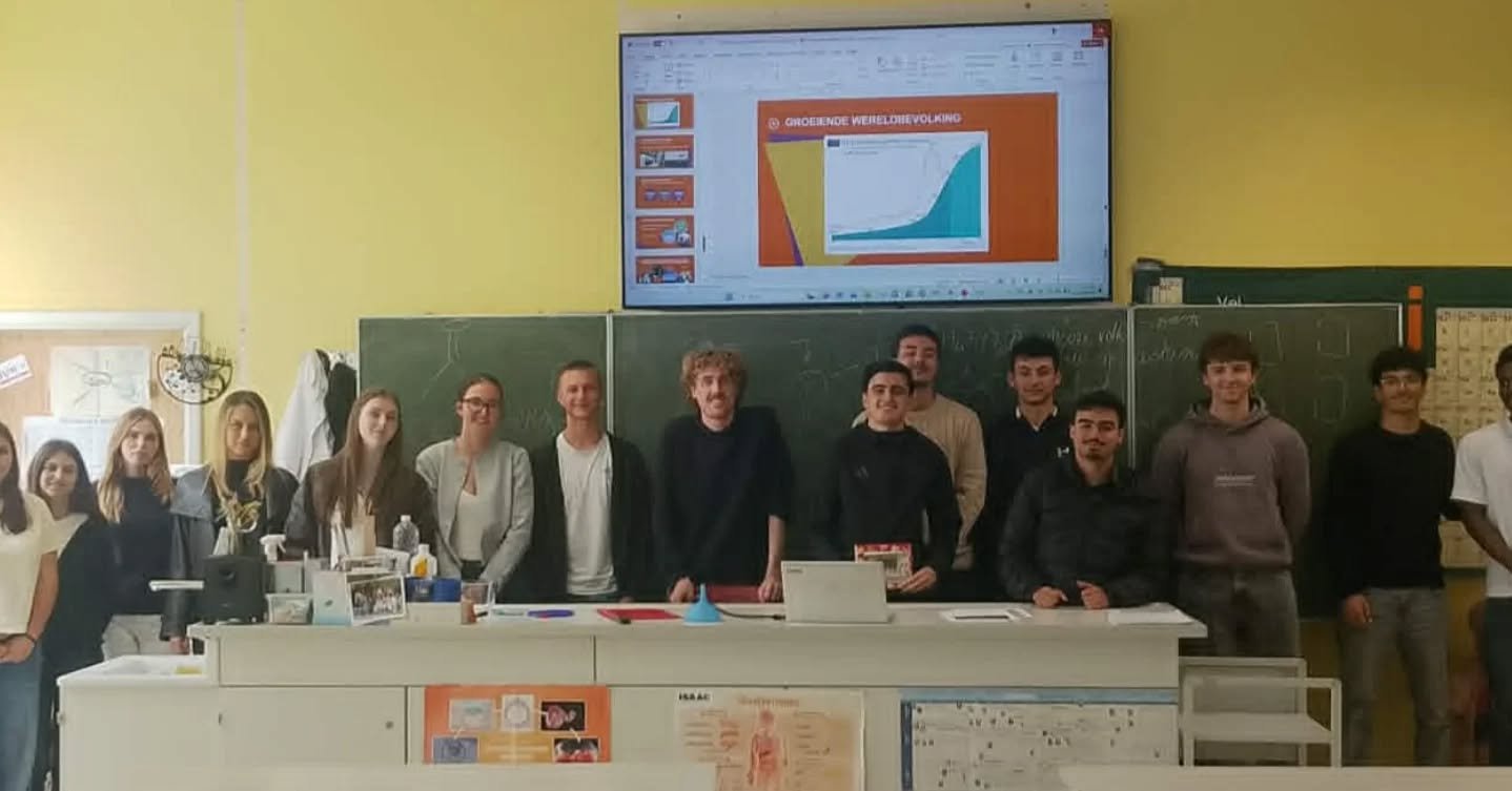 In het kader van het project Ondernemers voor de Klas, georganiseerd door Vlajo en Voka, kreeg 6 BCT de kans om les te volgen van Michiel Coghe van Eastman. 

Met veel enthousiasme deelde hij zijn ervaringen uit het bedrijfsleven en inspireerde hij o