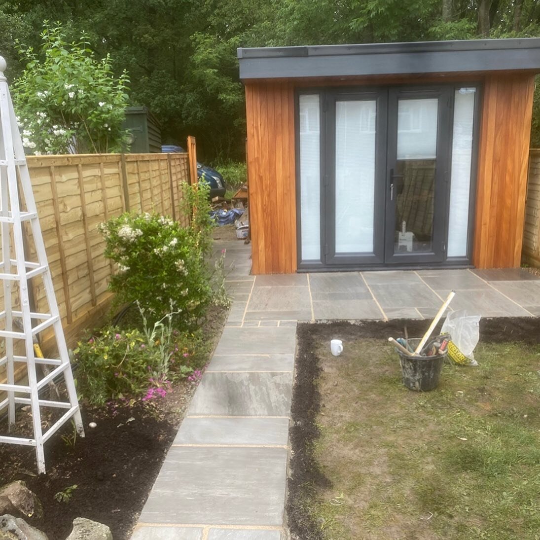 Another transformation this week completed in Oxted. Removing the old broken concrete path and replacing it with these stunning grey slabs all the way through to the rear fence, and laying a patio to the front of the garden office finishing this gard