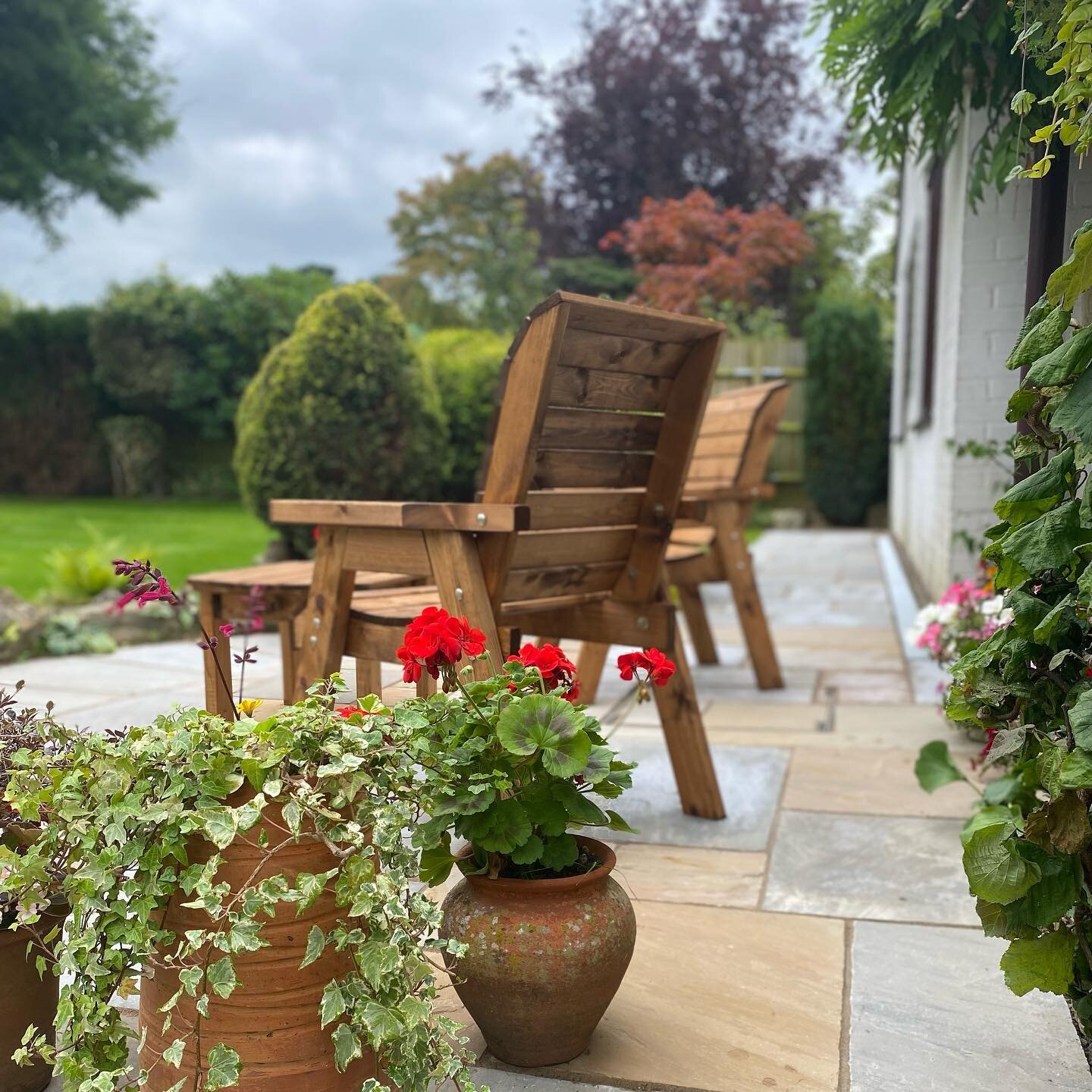 We completed this project in Dormansland for our client, giving them the perfect area to sit and enjoy their beautiful garden. The grey sandstone pathway curves around the coloured patio giving it a unique border which then flows into an area of grey