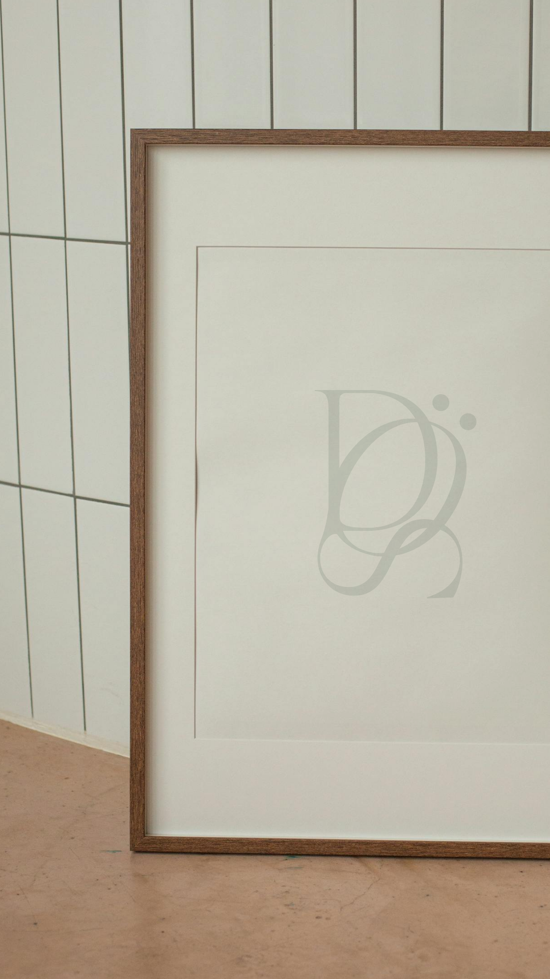 Un tableau blanc encadré de bois, appuyé contre un mur lambrissé, illustrant la réflexion fondamentale et le processus structuré qui sous-tendent la conception de l'identité visuelle et les systèmes stratégiques de marque de Studio Dröm.