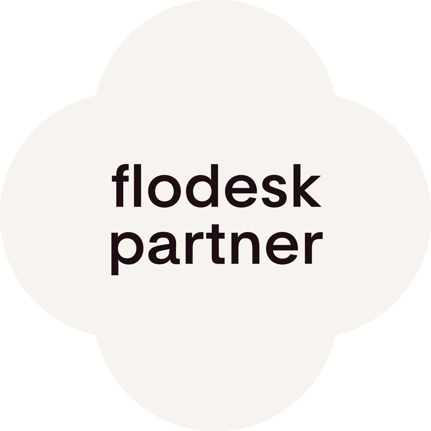 Quatre cercles qui se chevauchent formant un badge de partenariat avec la mention « Partenaire Flodesk » au centre, symbolisant l'expertise de Studio Dröm en matière de conception d'e-mails et de newsletters.