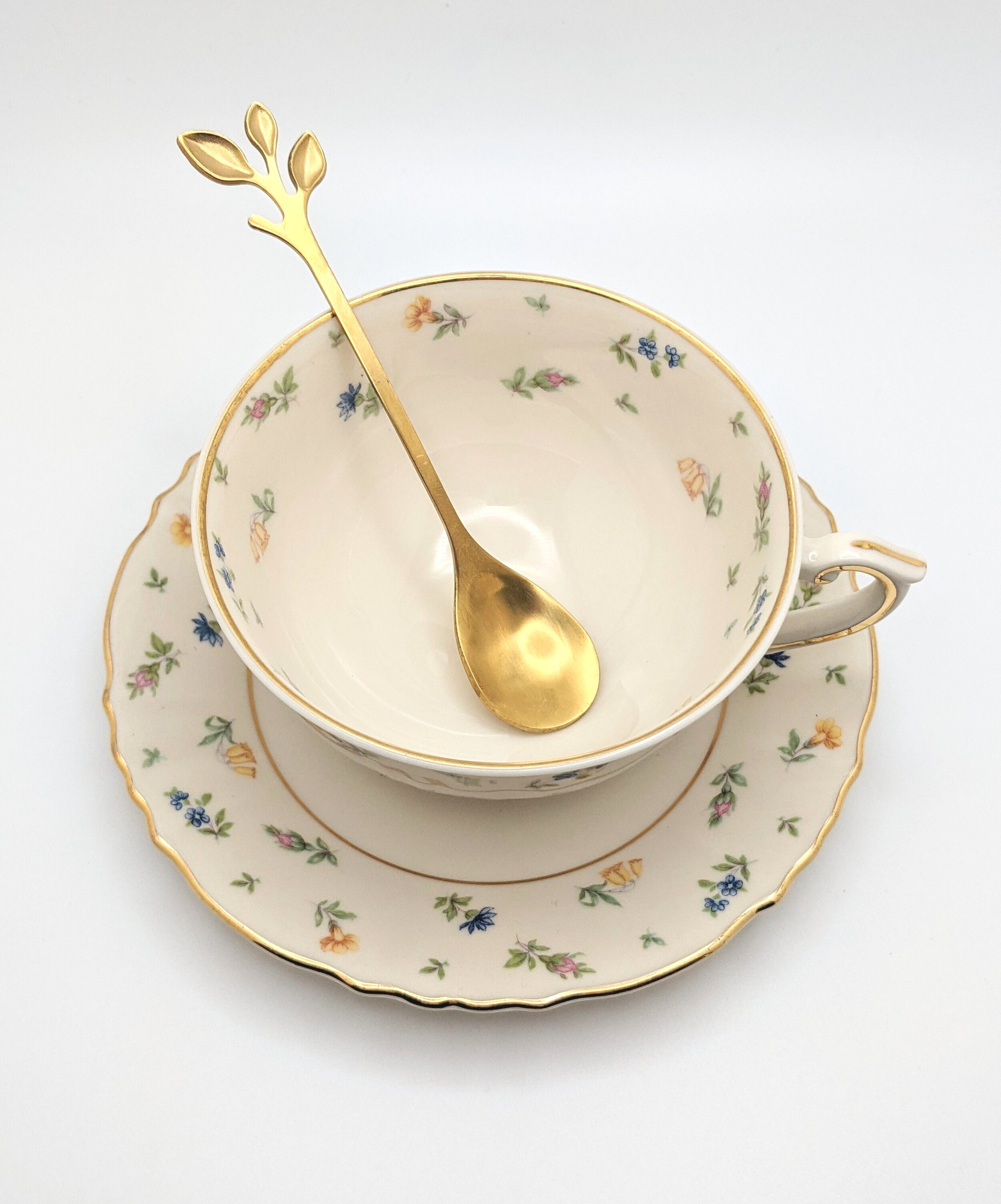 Leaf+gold+spoon+in+tea+cup.jpg
