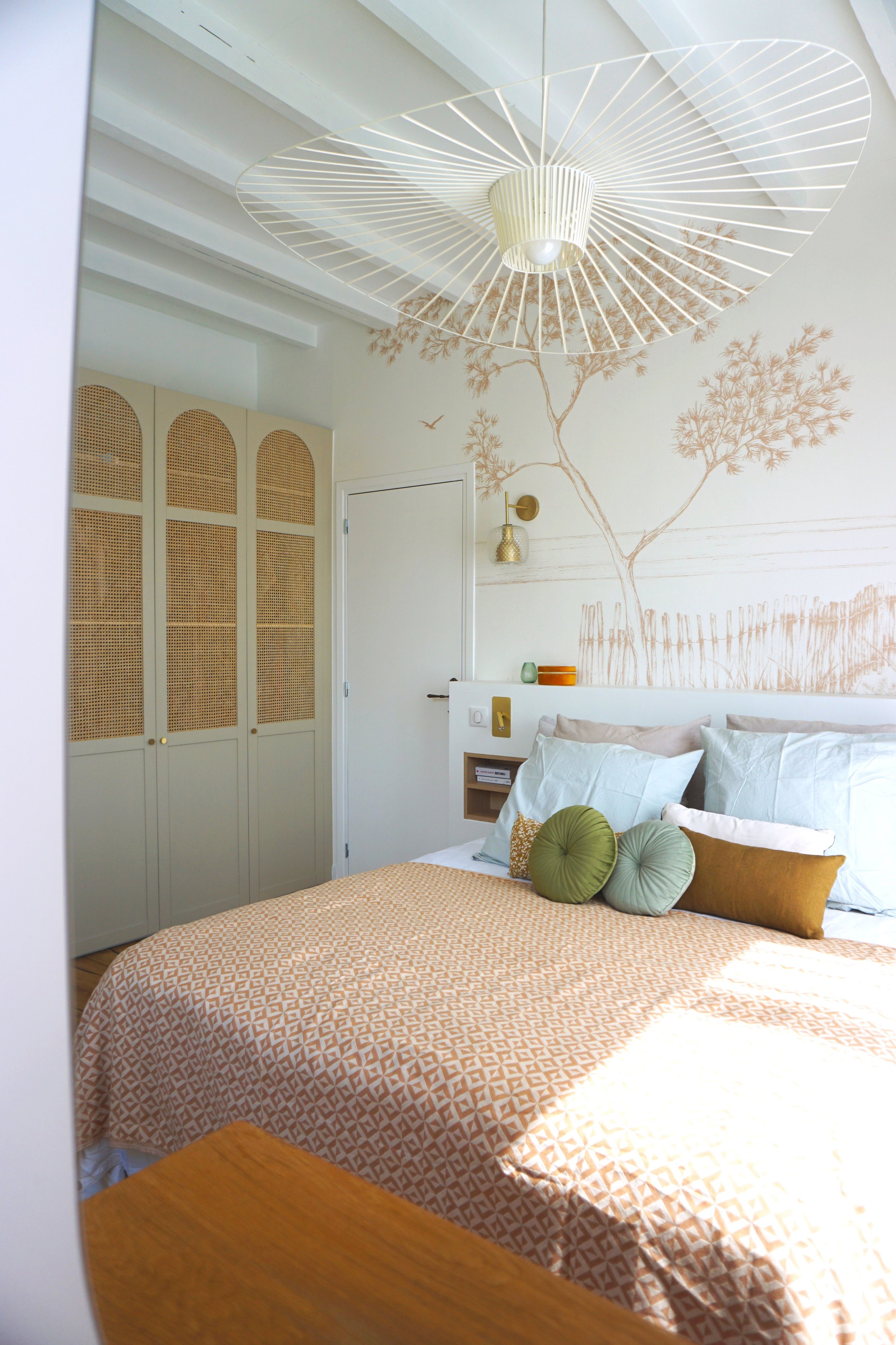 Chambre parentale douce et chaleureuse, papier peint panoramique paysage beige