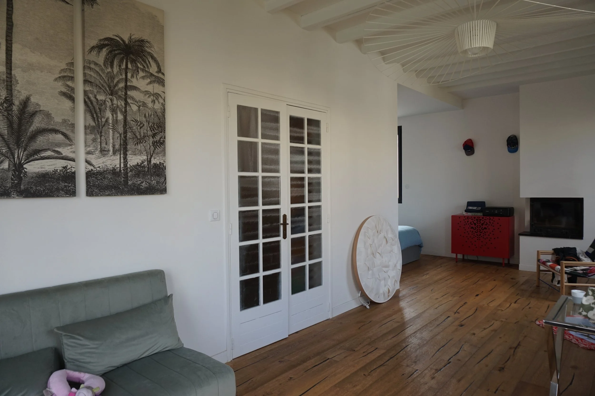 Chambre en L divisée, avec ici une chambre parentale douce et chaleureuse. Papier peint panoramique beige, dressing portes cannages. 