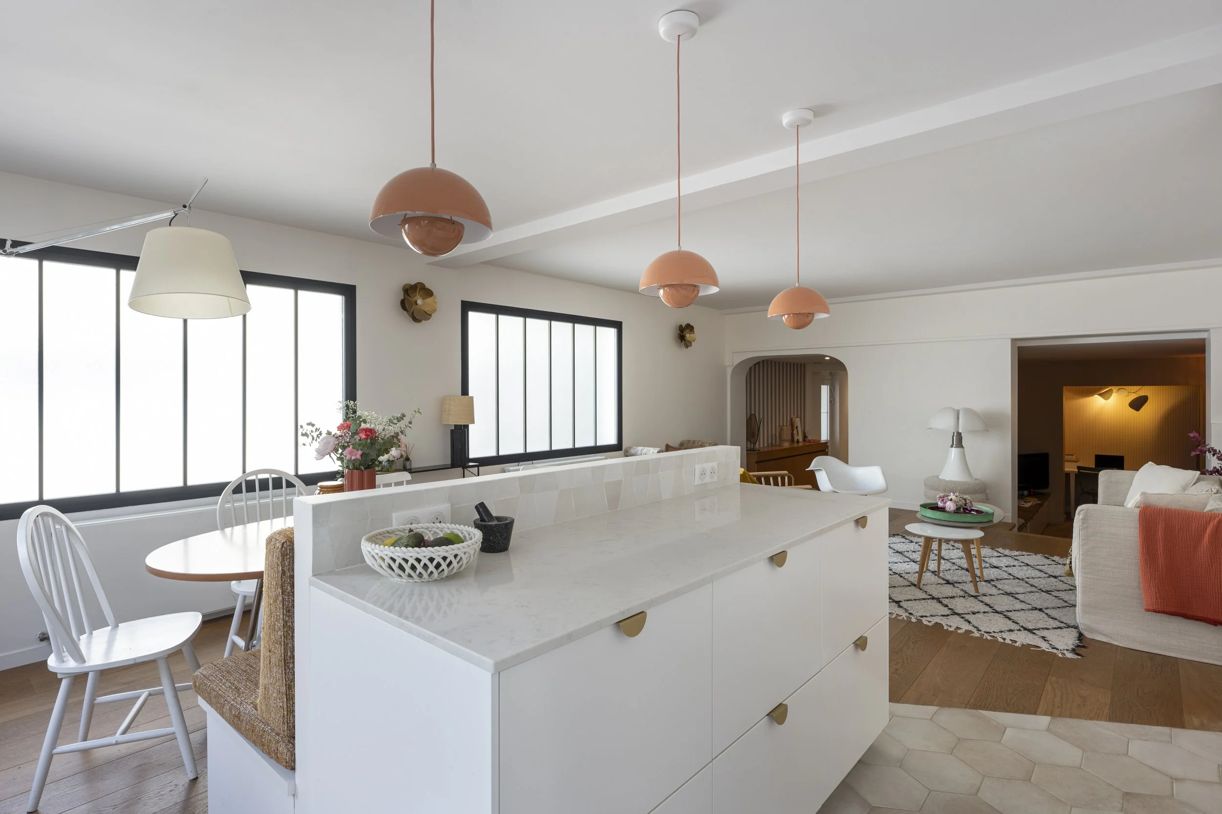 Ilot cuisine ouverte blanche suspension corail salle à manger