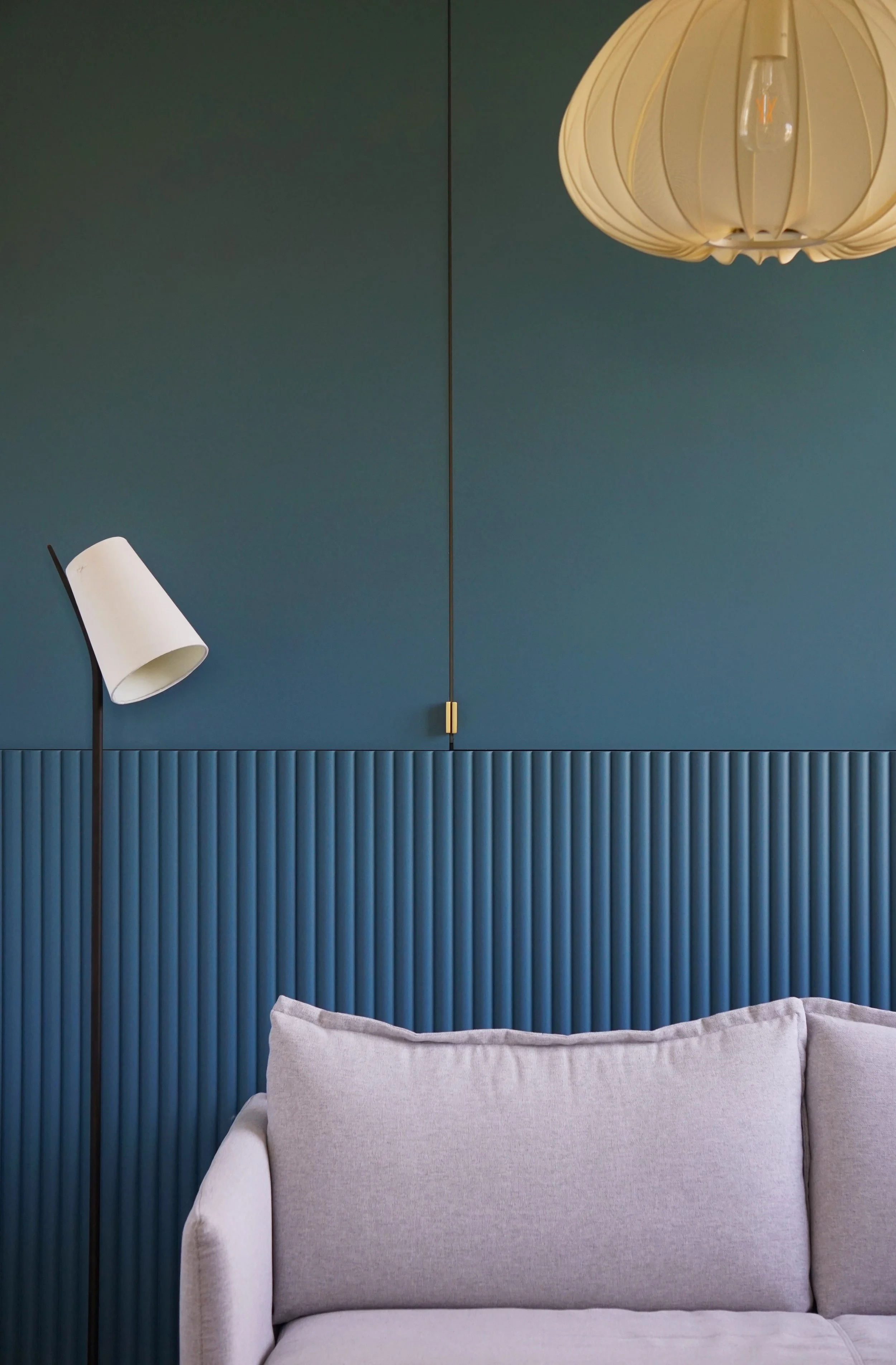 Chambre d'amis canapé lit gris mur bleu paon orac décor