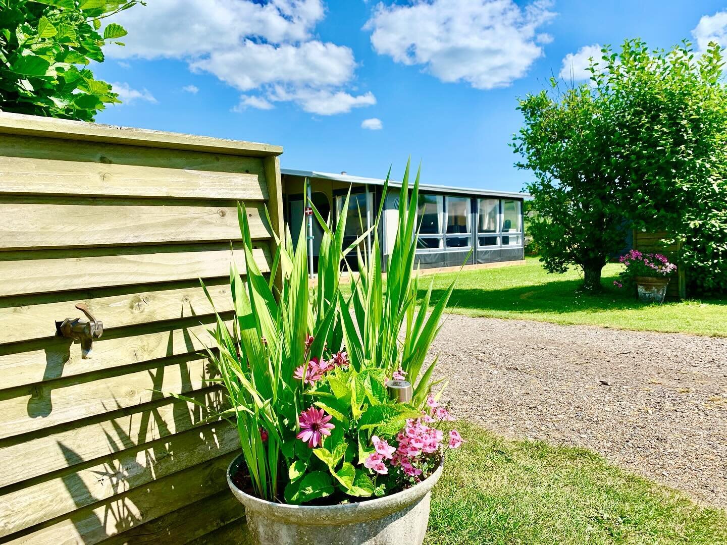 Velkommen til L&oslash;kken Familiecamping! 
En hyggelig lille campingplads t&aelig;t p&aring; strand og byliv ☀️🇩🇰
#l&oslash;kkenfamiliecamping #l&oslash;kkenstrand #l&oslash;kkendarisk #visitl&oslash;kken #camping #lokken