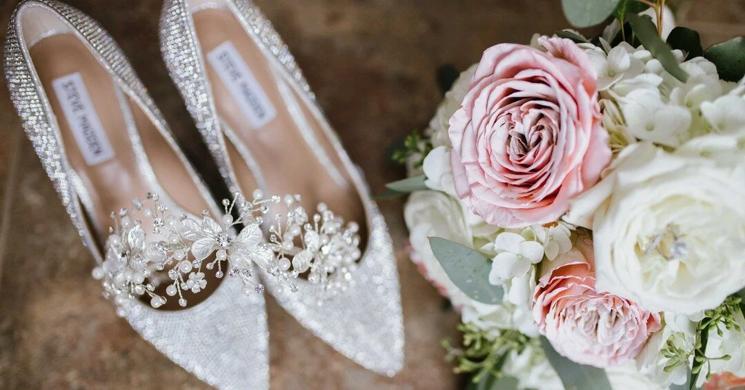 Some of my favorite wedding photos are the getting ready photos 👰🏻&zwj;♀️🪞📸 The problem is, most brides don't get the photos they want because the morning of the wedding goes by so quickly! Here are some tips to make sure you get all the photos y