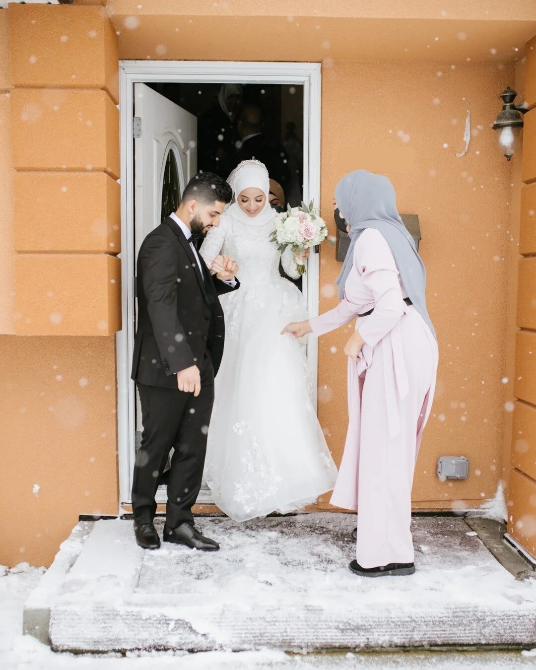 Before I launched my career as a wedding planner, I did a 𝕃𝕆𝕋 of research and spoke to any wedding vendor who would give me their time. One piece of advice that I almost always received was to set up commission agreements with vendors. No matter h