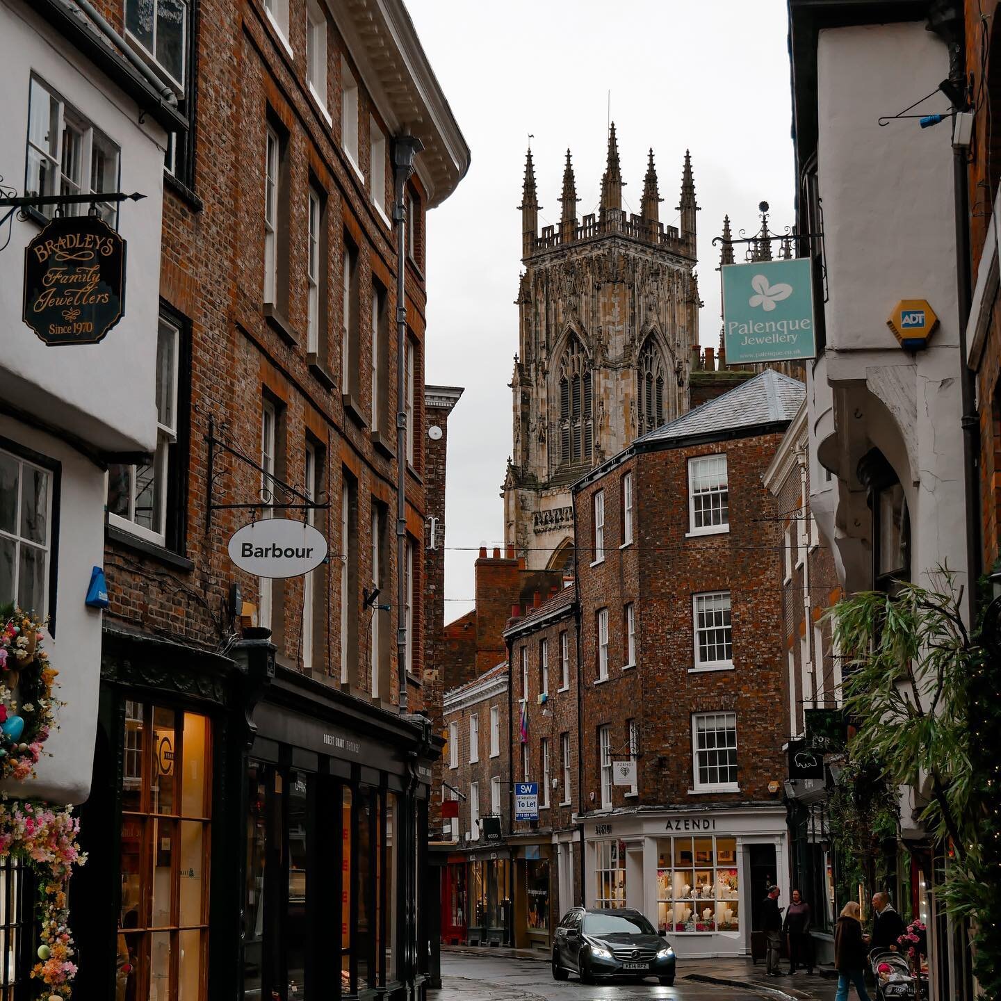 A little bit of York on a rainy day 🏴󠁧󠁢󠁥󠁮󠁧󠁿☔️ have you been to The Shambles yet? If so, what was your favorite part?