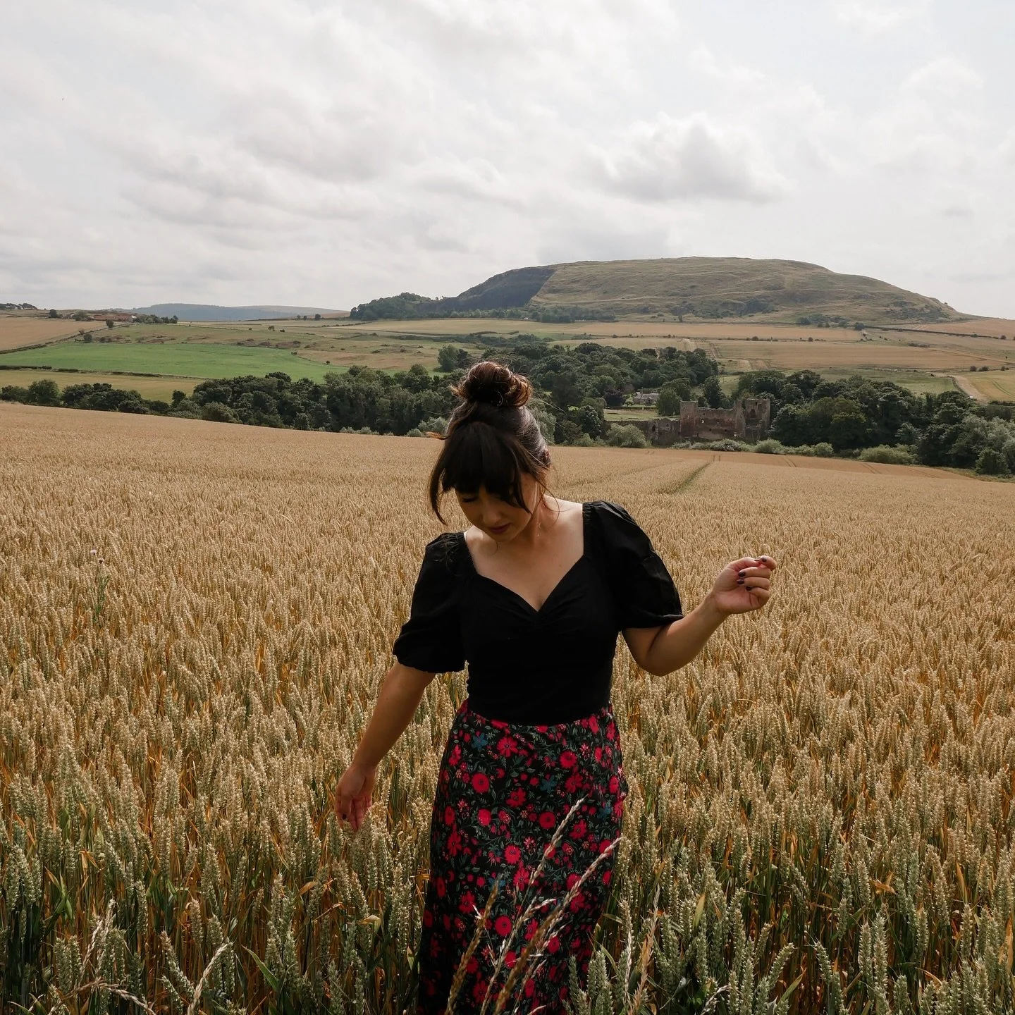 Enjoying every last autumn day before winter comes around the corner and coats will be the only thing I wear! I got this skirt and thought it would be so cute in an actual field of poppies but we couldn&rsquo;t find one 🤷🏻&zwj;♀️ #elegantstyle #sil