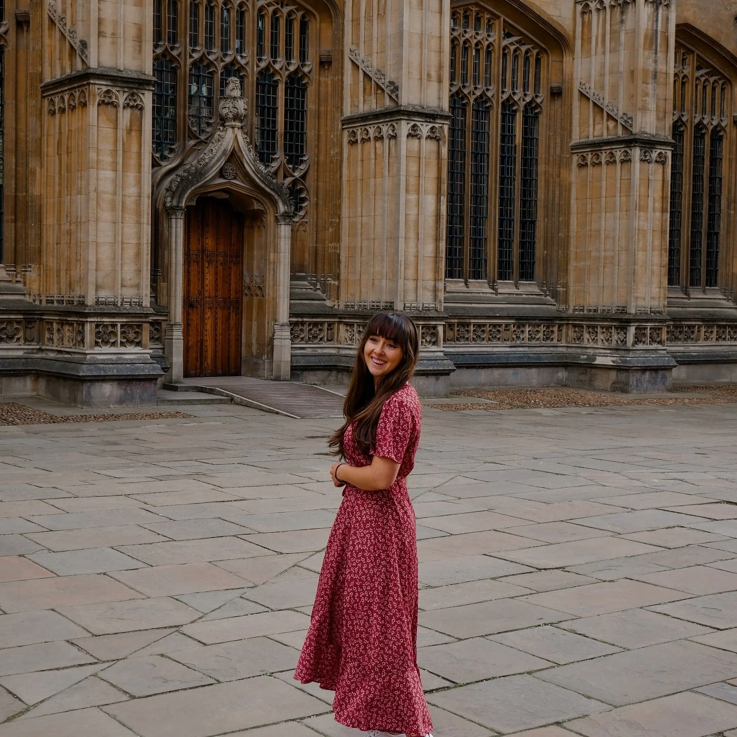 A favorite moment of mine wandering the courtyards of old buildings at Oxford a few years ago. Realizing I never posted these and just how well they fit the autumn mood 🍂 

#ootdinspiration #lightacademiaaesthetic #lightacademiaoutfit #oxfordunivers