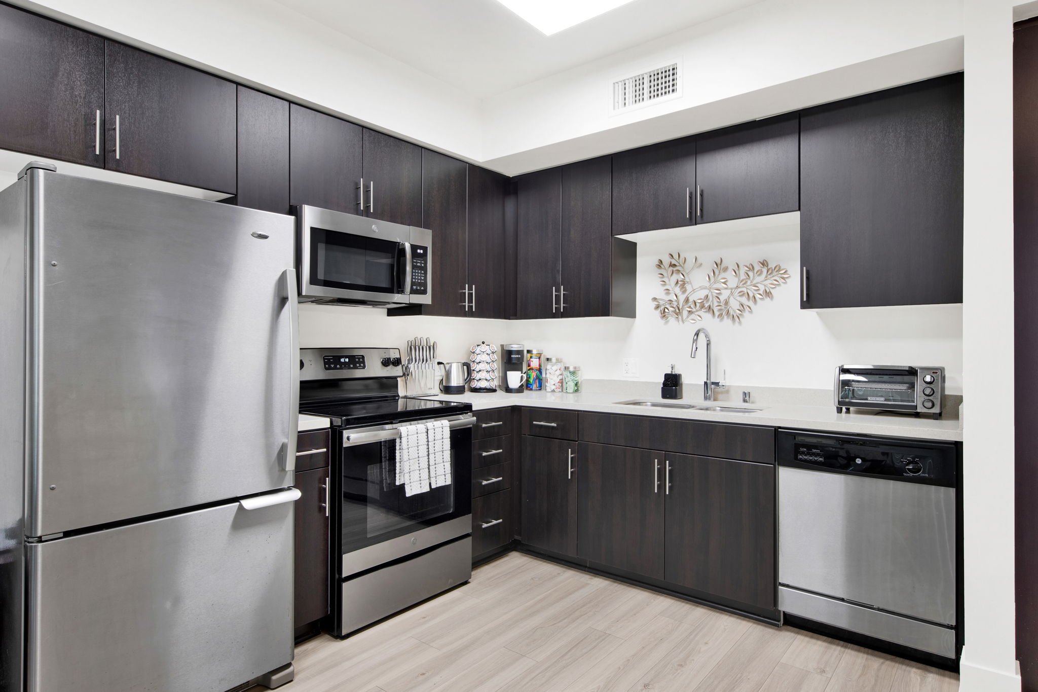 19-web-or-mls-20250325-01-521WColoradoSt-Glendale,CA_019.jpg