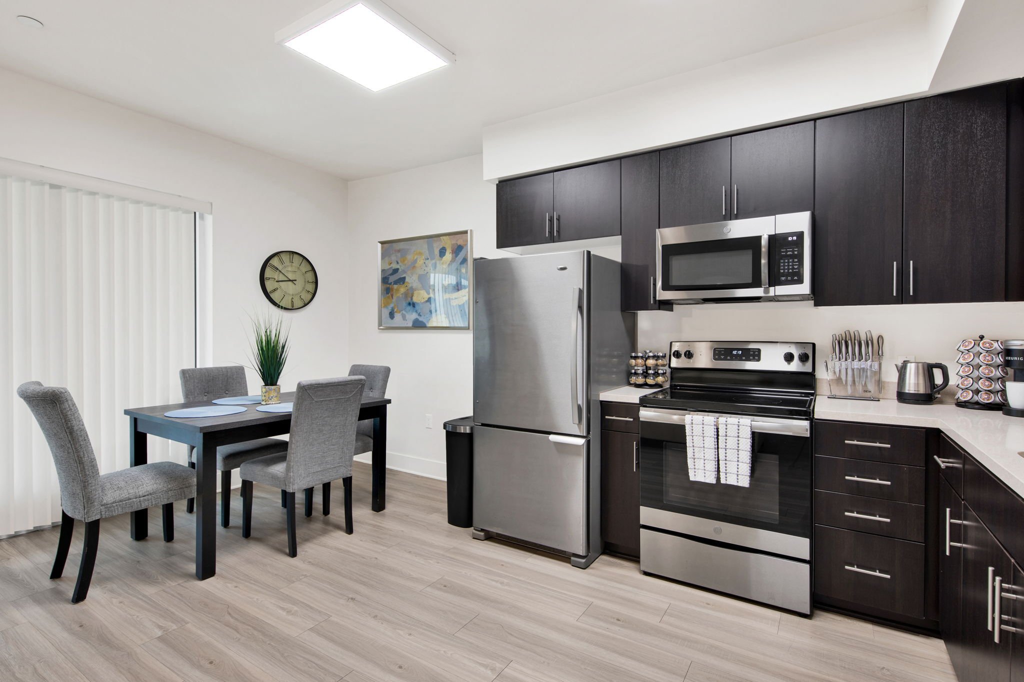 22-web-or-mls-20250325-01-521WColoradoSt-Glendale,CA_022.jpg
