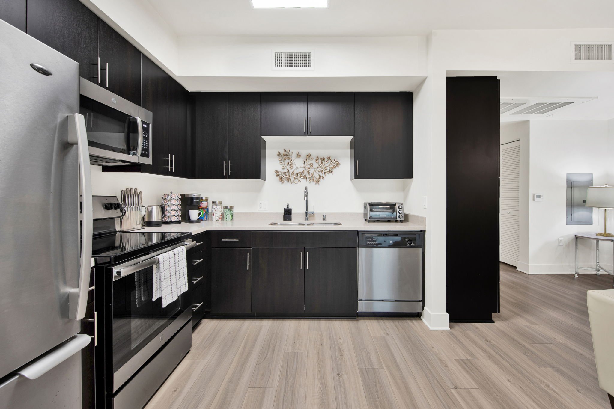 20-web-or-mls-20250325-01-521WColoradoSt-Glendale,CA_020.jpg