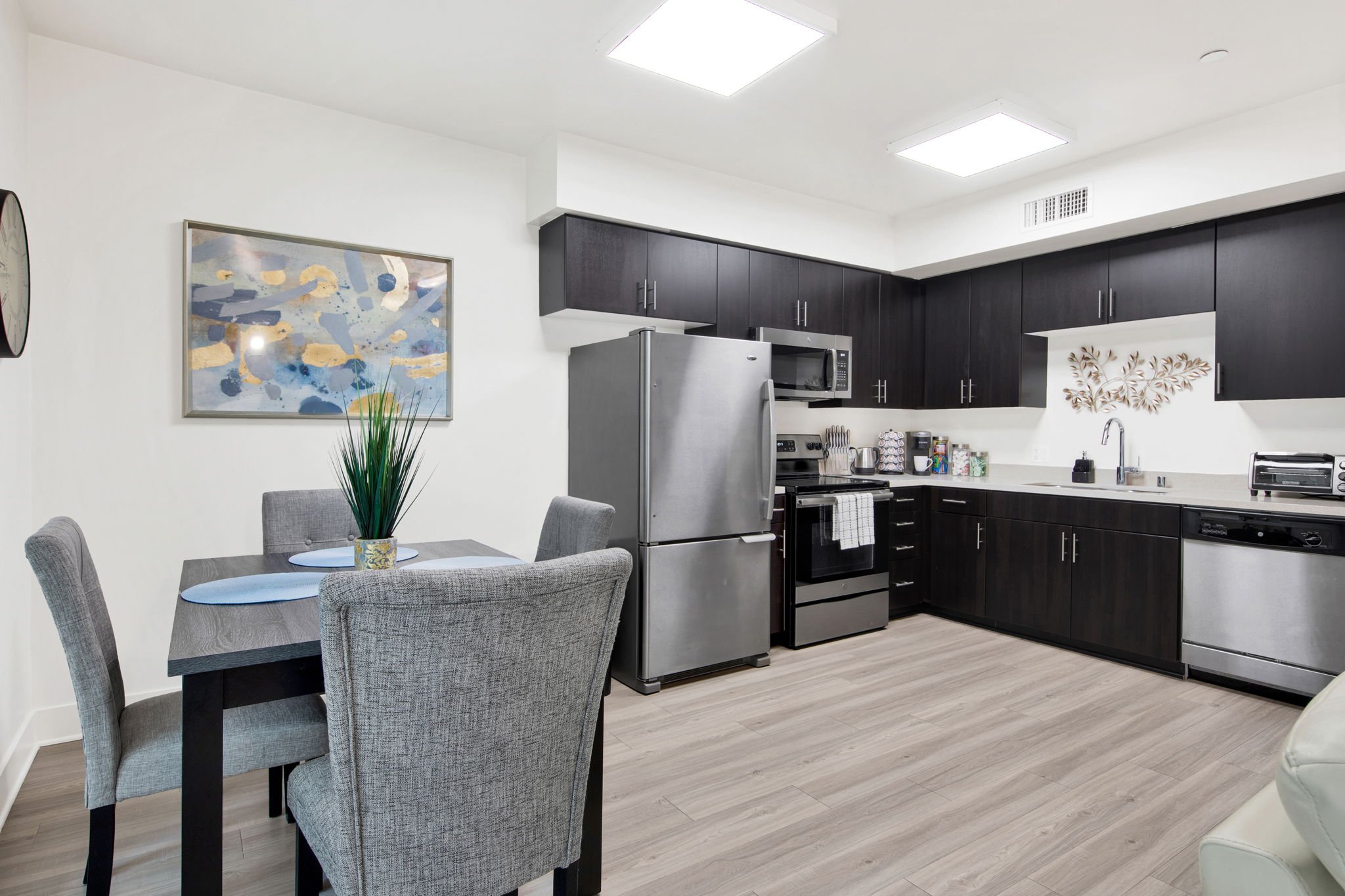 18-web-or-mls-20250325-01-521WColoradoSt-Glendale,CA_018.jpg
